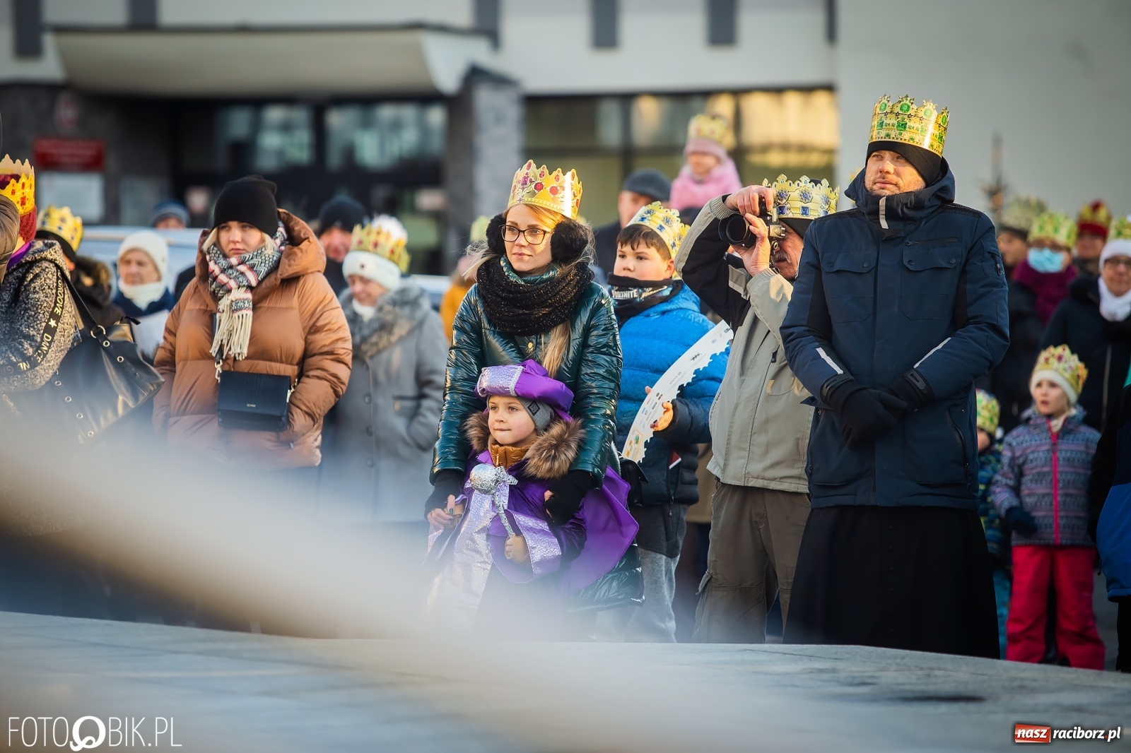 Zdjęcie w galerii na portalu naszraciborz.pl: Raciborski Orszak Trzech Króli - dwie scenki i setki wiernych [WIDEO] wiadomości z regionu