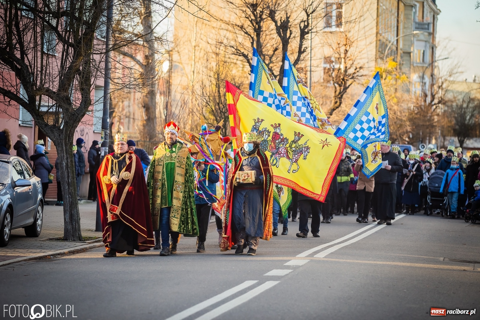 Zdjęcie w galerii na portalu naszraciborz.pl: Raciborski Orszak Trzech Króli - dwie scenki i setki wiernych [WIDEO] wiadomości z regionu