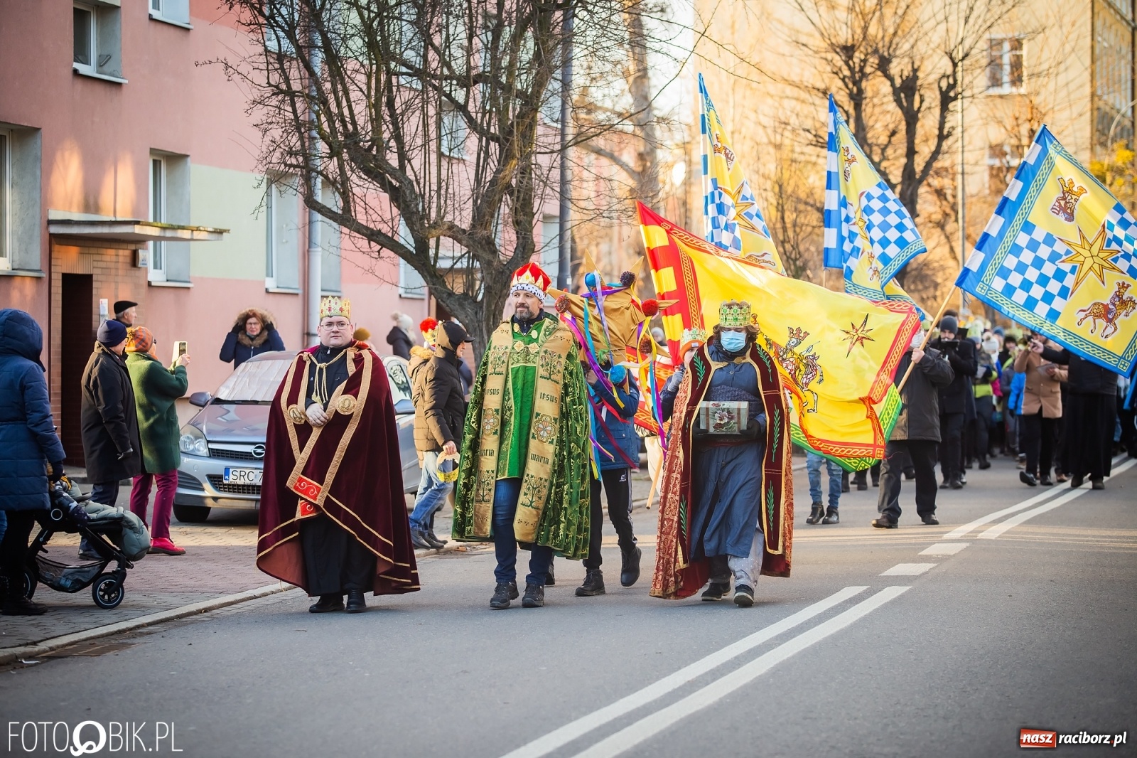 Zdjęcie w galerii na portalu naszraciborz.pl: Raciborski Orszak Trzech Króli - dwie scenki i setki wiernych [WIDEO] wiadomości z regionu