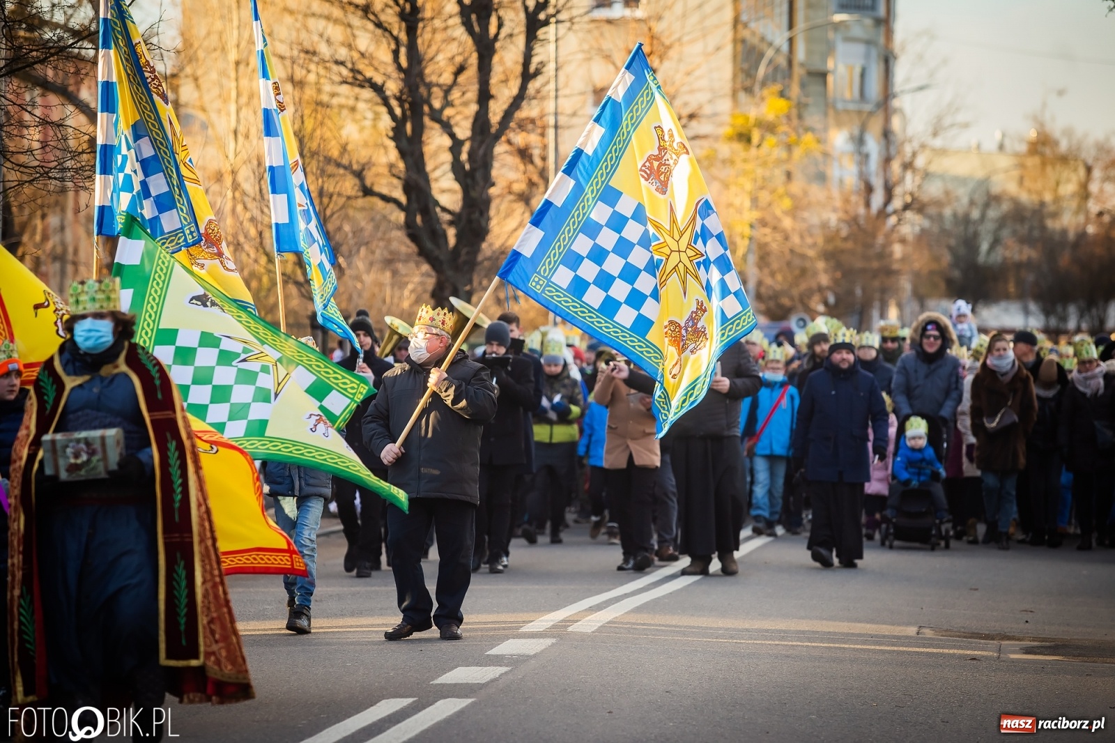 Zdjęcie w galerii na portalu naszraciborz.pl: Raciborski Orszak Trzech Króli - dwie scenki i setki wiernych [WIDEO] wiadomości z regionu