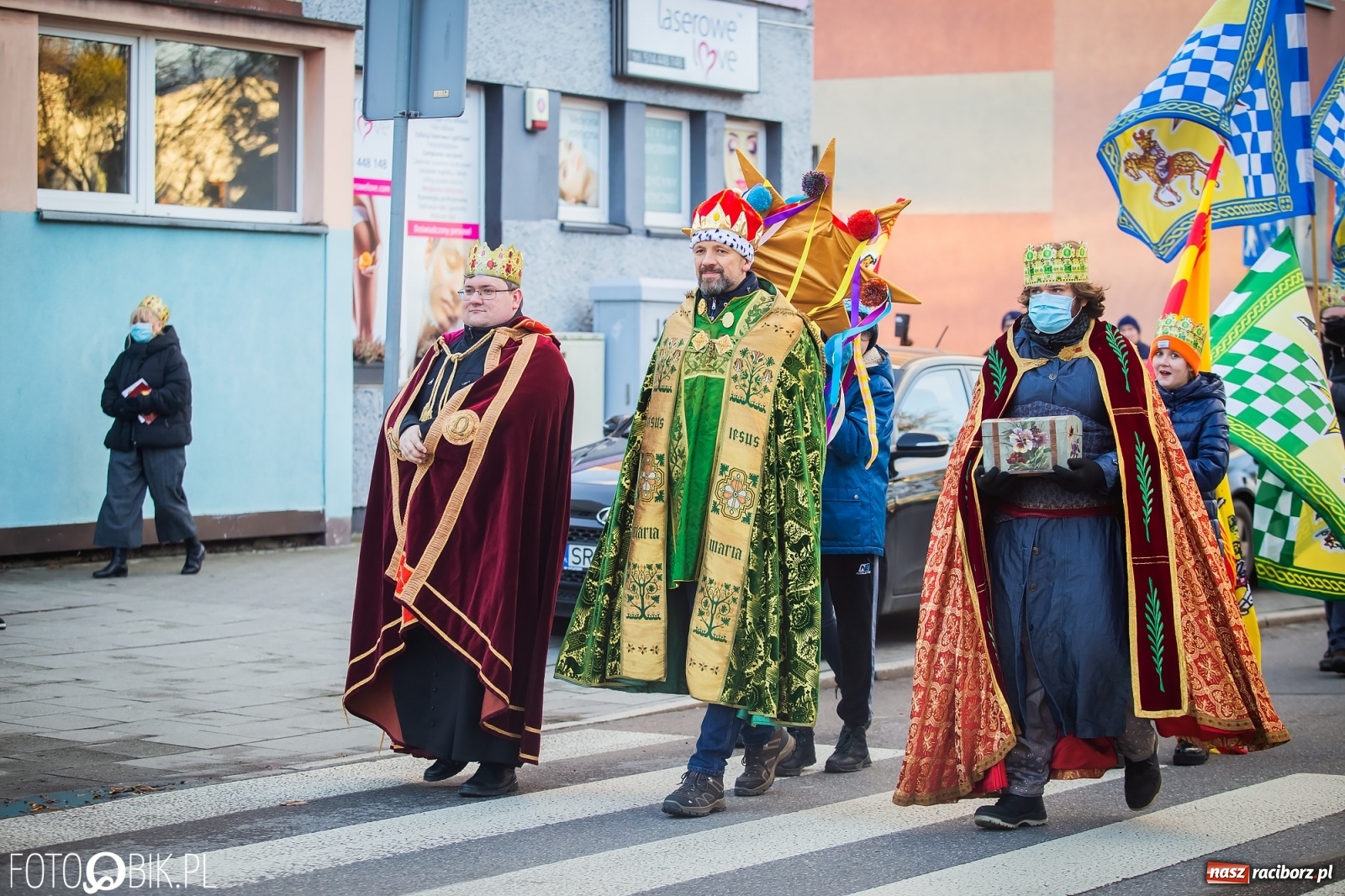 Zdjęcie w galerii na portalu naszraciborz.pl: Raciborski Orszak Trzech Króli - dwie scenki i setki wiernych [WIDEO] wiadomości z regionu