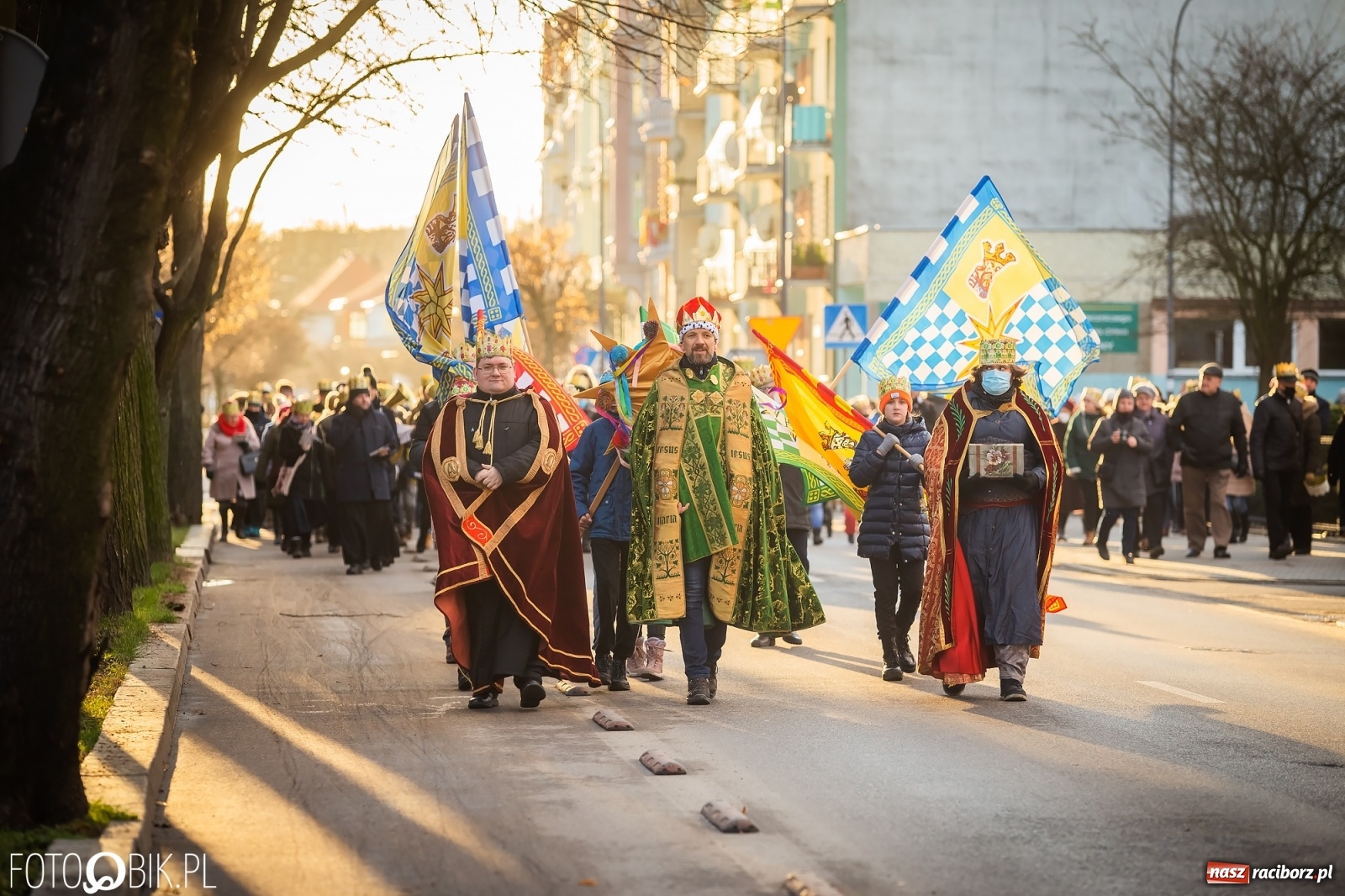 Zdjęcie w galerii na portalu naszraciborz.pl: Raciborski Orszak Trzech Króli - dwie scenki i setki wiernych [WIDEO] wiadomości z regionu