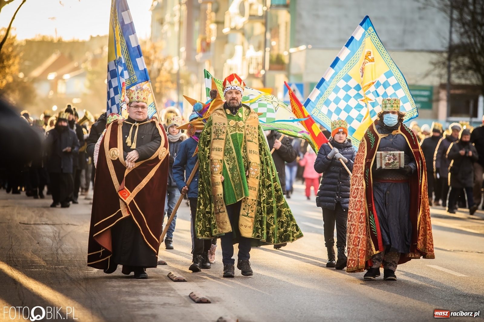 Zdjęcie w galerii na portalu naszraciborz.pl: Raciborski Orszak Trzech Króli - dwie scenki i setki wiernych [WIDEO] wiadomości z regionu