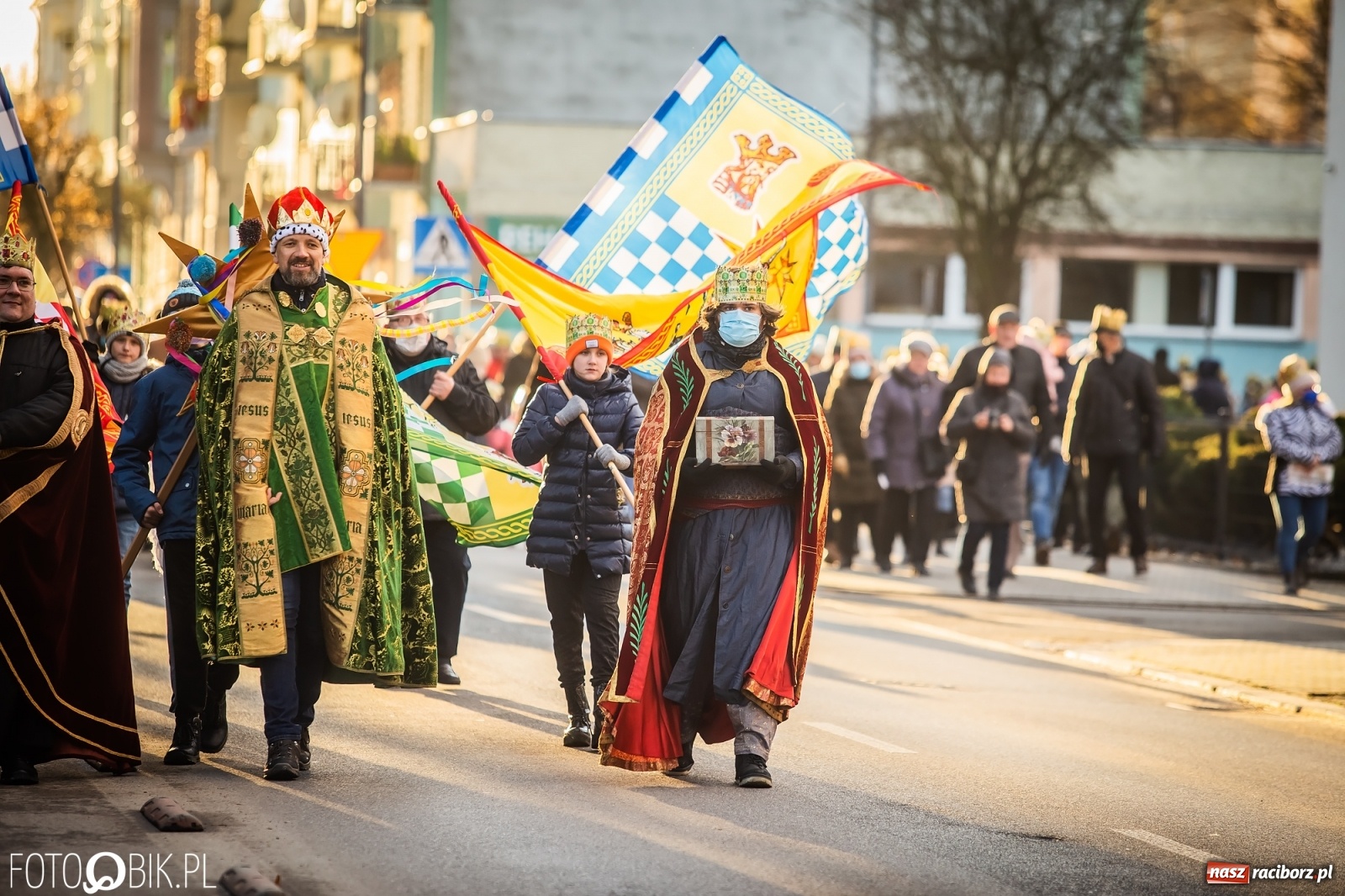 Zdjęcie w galerii na portalu naszraciborz.pl: Raciborski Orszak Trzech Króli - dwie scenki i setki wiernych [WIDEO] wiadomości z regionu