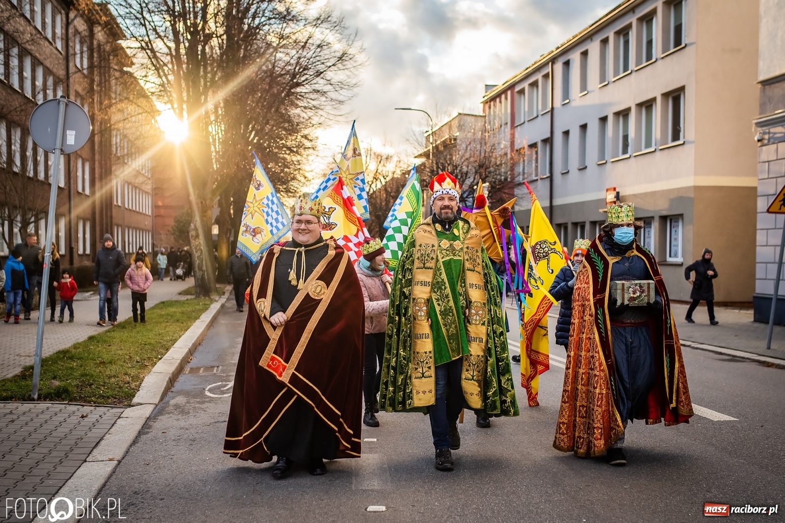Zdjęcie w galerii na portalu naszraciborz.pl: Raciborski Orszak Trzech Króli - dwie scenki i setki wiernych [WIDEO] wiadomości z regionu