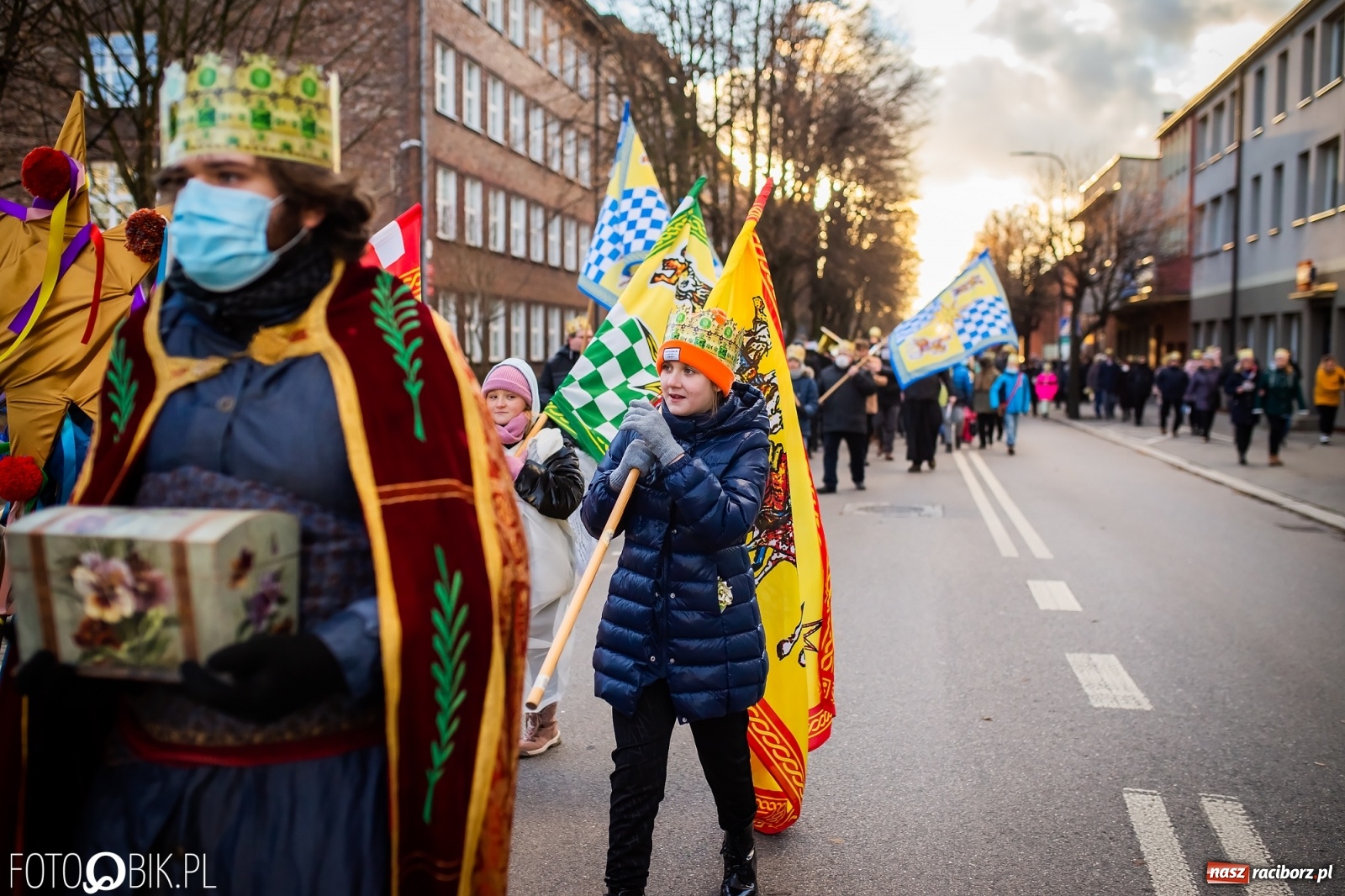 Zdjęcie w galerii na portalu naszraciborz.pl: Raciborski Orszak Trzech Króli - dwie scenki i setki wiernych [WIDEO] wiadomości z regionu