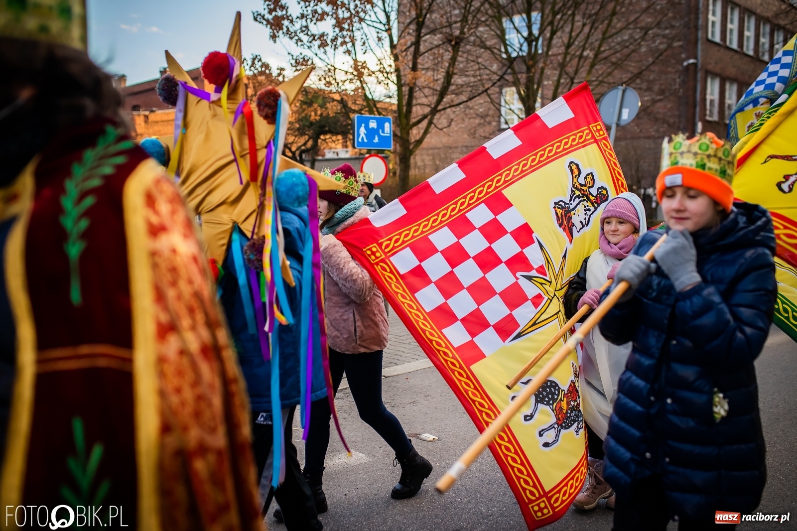 Zdjęcie w galerii na portalu naszraciborz.pl: Raciborski Orszak Trzech Króli - dwie scenki i setki wiernych [WIDEO] wiadomości z regionu