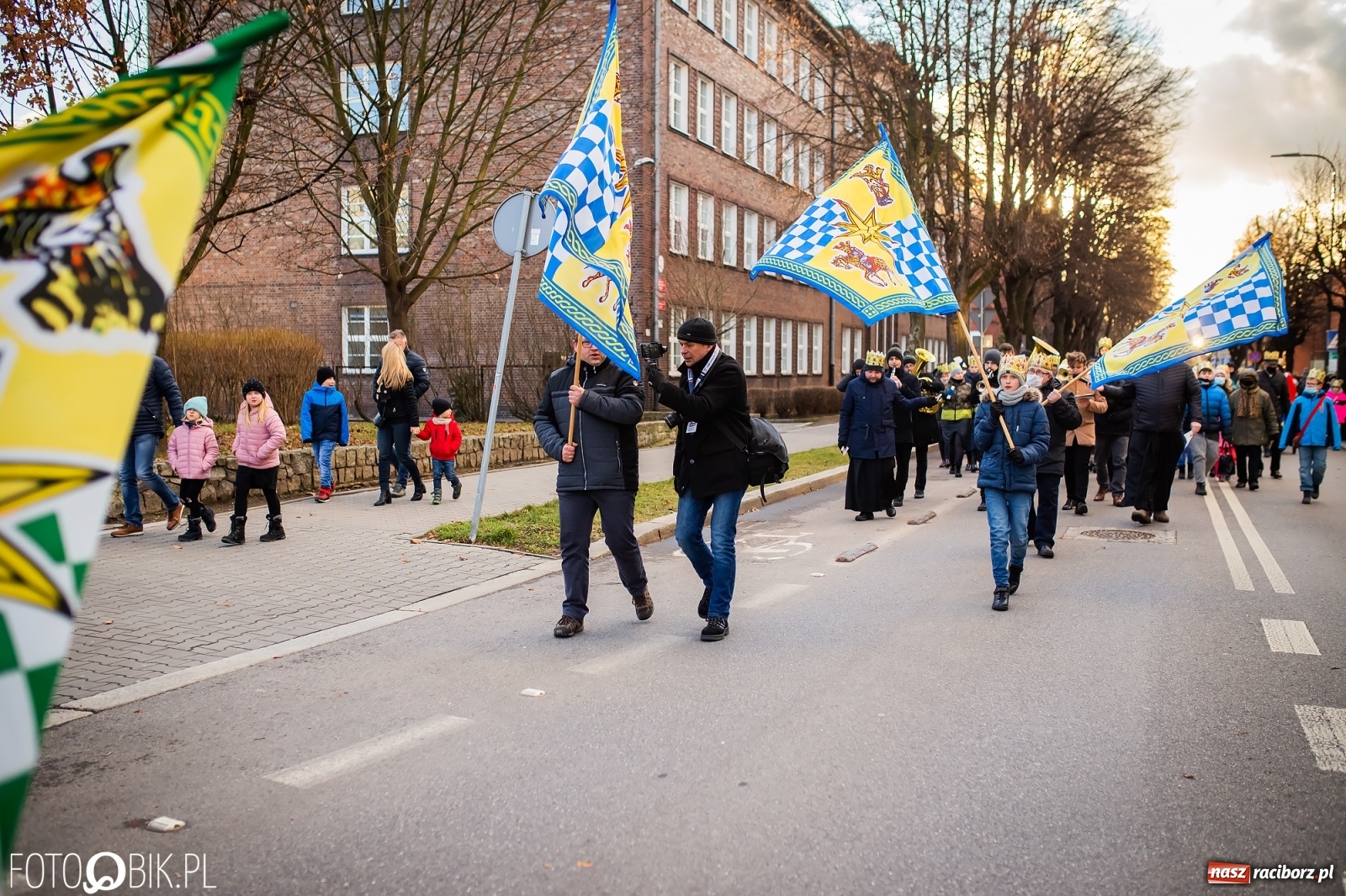 Zdjęcie w galerii na portalu naszraciborz.pl: Raciborski Orszak Trzech Króli - dwie scenki i setki wiernych [WIDEO] wiadomości z regionu