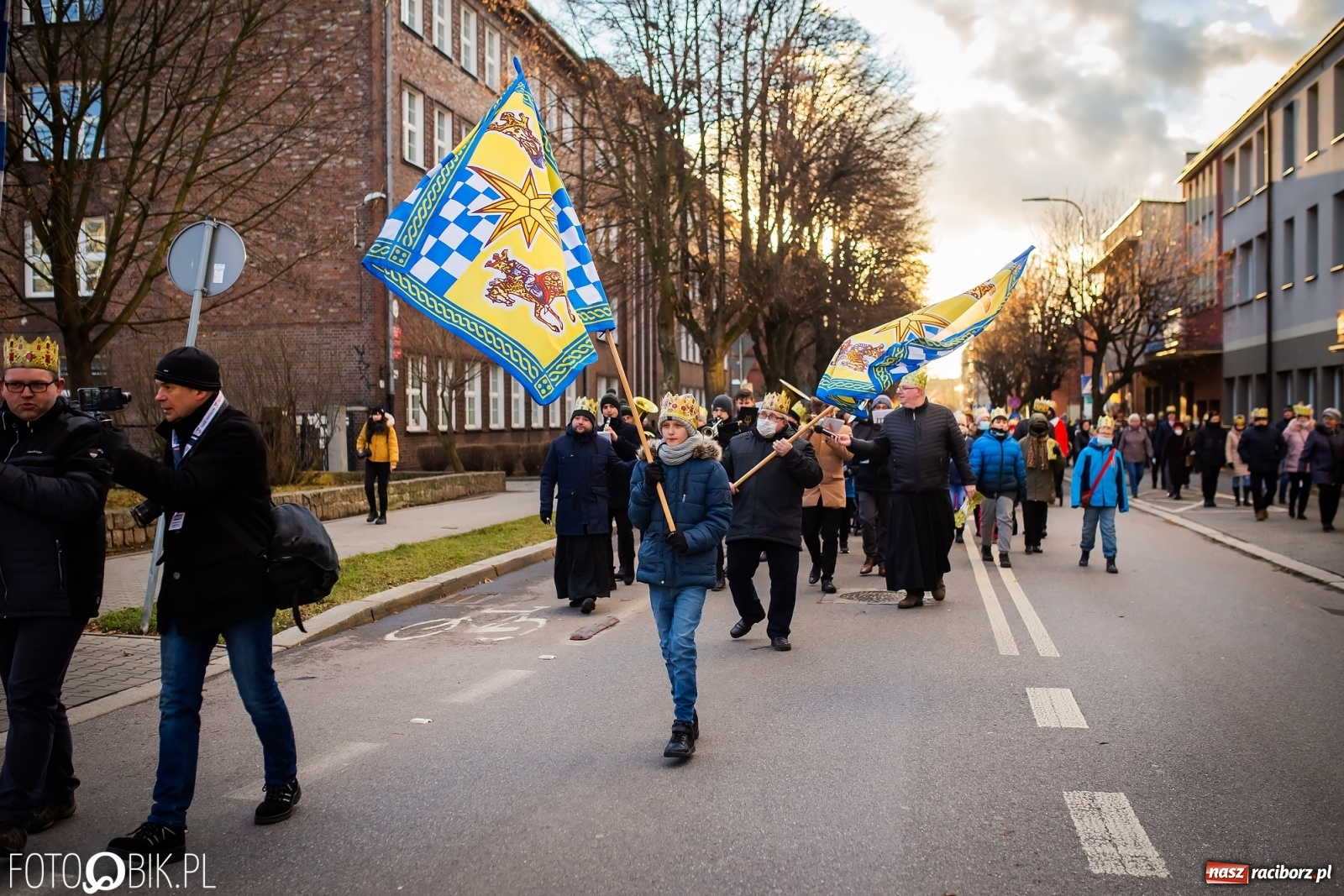 Zdjęcie w galerii na portalu naszraciborz.pl: Raciborski Orszak Trzech Króli - dwie scenki i setki wiernych [WIDEO] wiadomości z regionu