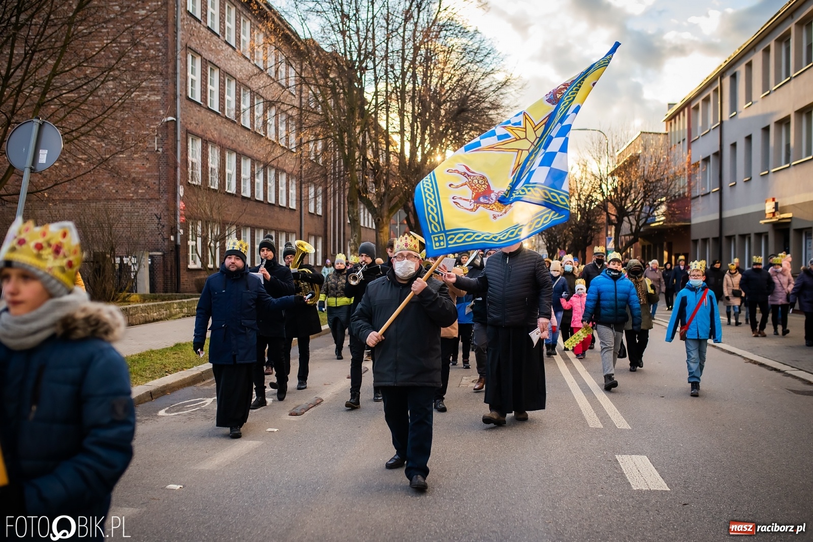 Zdjęcie w galerii na portalu naszraciborz.pl: Raciborski Orszak Trzech Króli - dwie scenki i setki wiernych [WIDEO] wiadomości z regionu