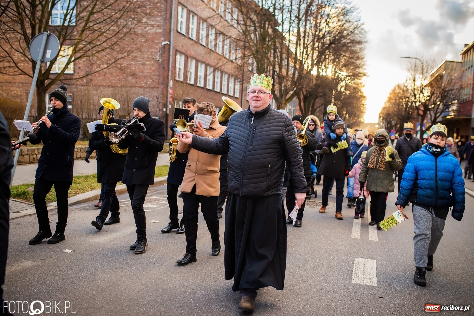 Zdjęcie w galerii na portalu naszraciborz.pl: Raciborski Orszak Trzech Króli - dwie scenki i setki wiernych [WIDEO] wiadomości z regionu