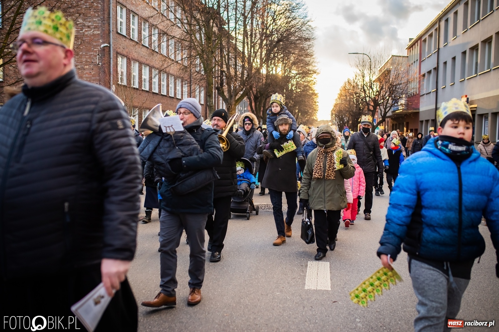 Zdjęcie w galerii na portalu naszraciborz.pl: Raciborski Orszak Trzech Króli - dwie scenki i setki wiernych [WIDEO] wiadomości z regionu