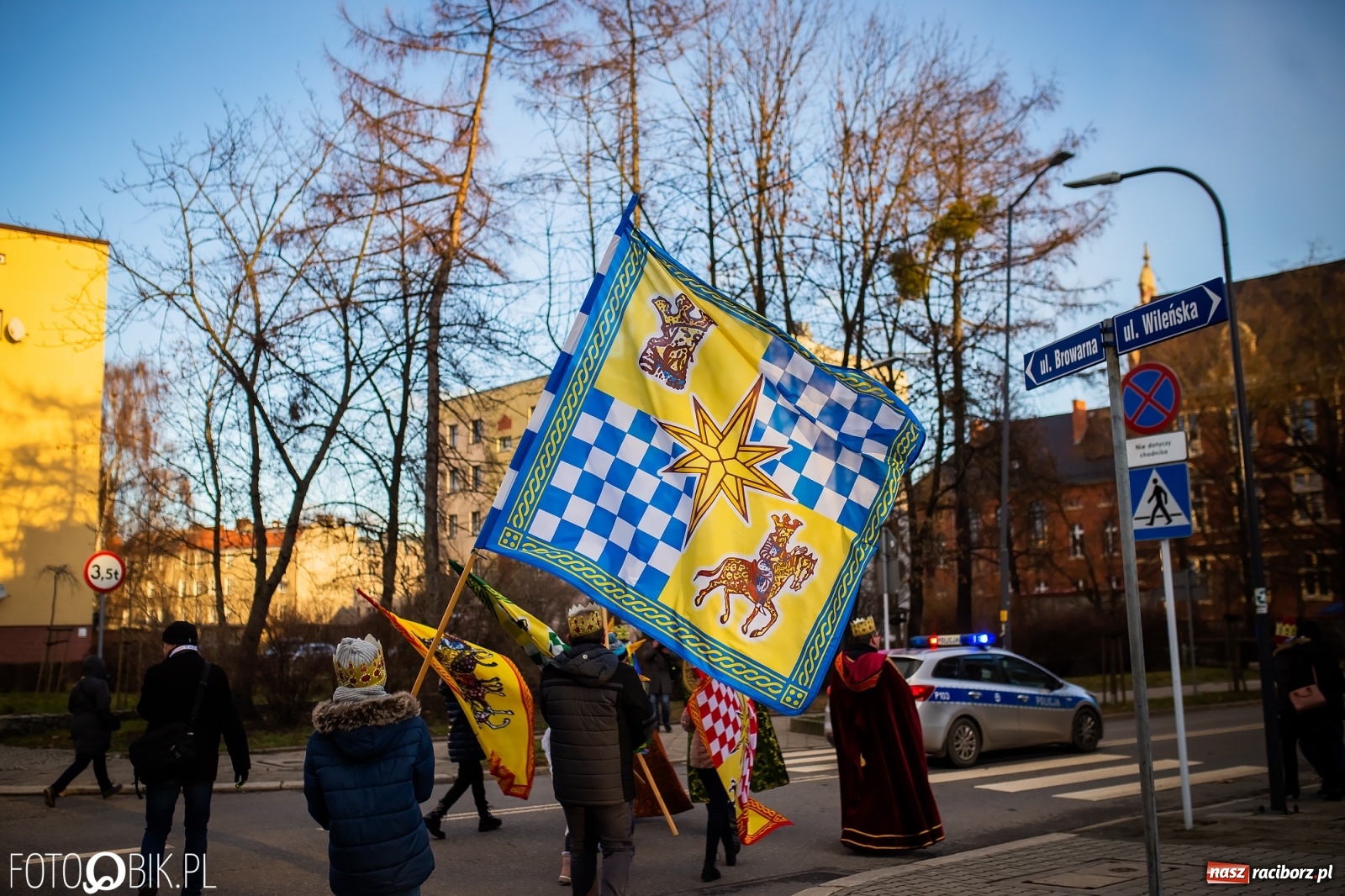 Zdjęcie w galerii na portalu naszraciborz.pl: Raciborski Orszak Trzech Króli - dwie scenki i setki wiernych [WIDEO] wiadomości z regionu