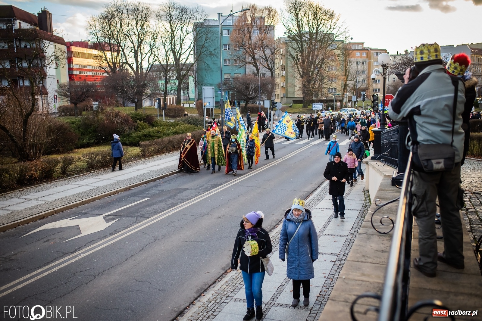 Zdjęcie w galerii na portalu naszraciborz.pl: Raciborski Orszak Trzech Króli - dwie scenki i setki wiernych [WIDEO] wiadomości z regionu