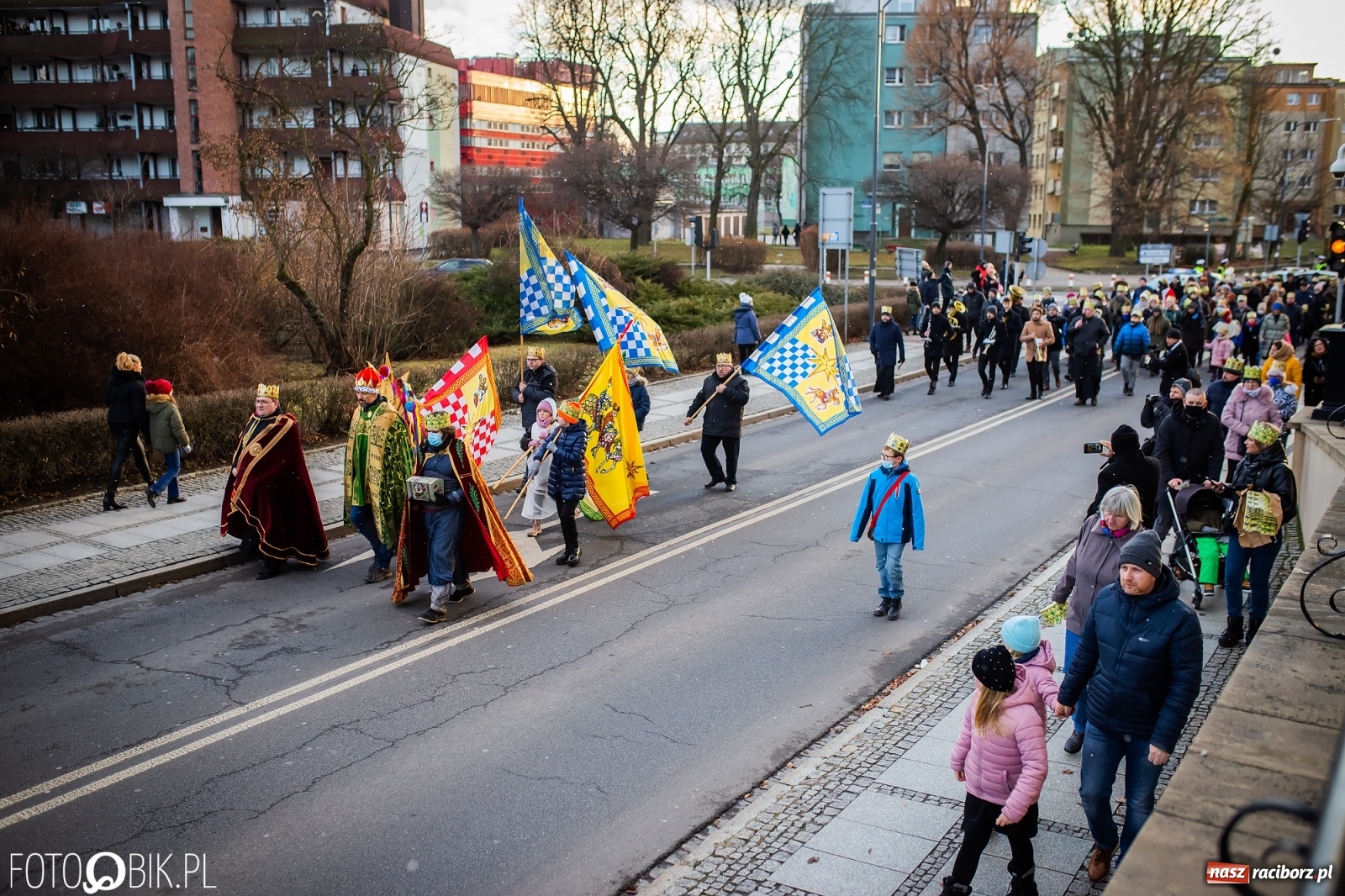 Zdjęcie w galerii na portalu naszraciborz.pl: Raciborski Orszak Trzech Króli - dwie scenki i setki wiernych [WIDEO] wiadomości z regionu