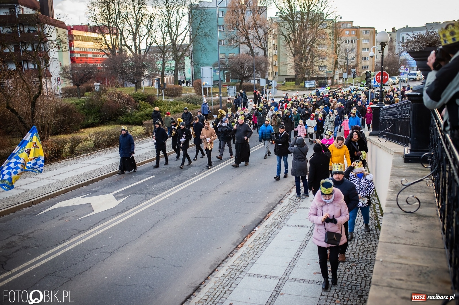 Zdjęcie w galerii na portalu naszraciborz.pl: Raciborski Orszak Trzech Króli - dwie scenki i setki wiernych [WIDEO] wiadomości z regionu