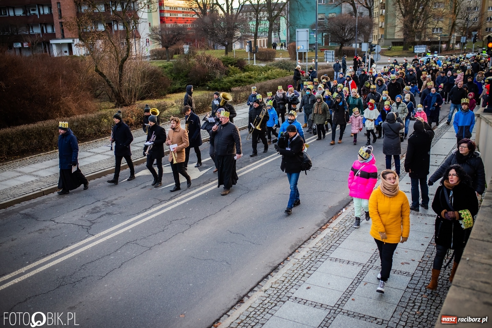 Zdjęcie w galerii na portalu naszraciborz.pl: Raciborski Orszak Trzech Króli - dwie scenki i setki wiernych [WIDEO] wiadomości z regionu