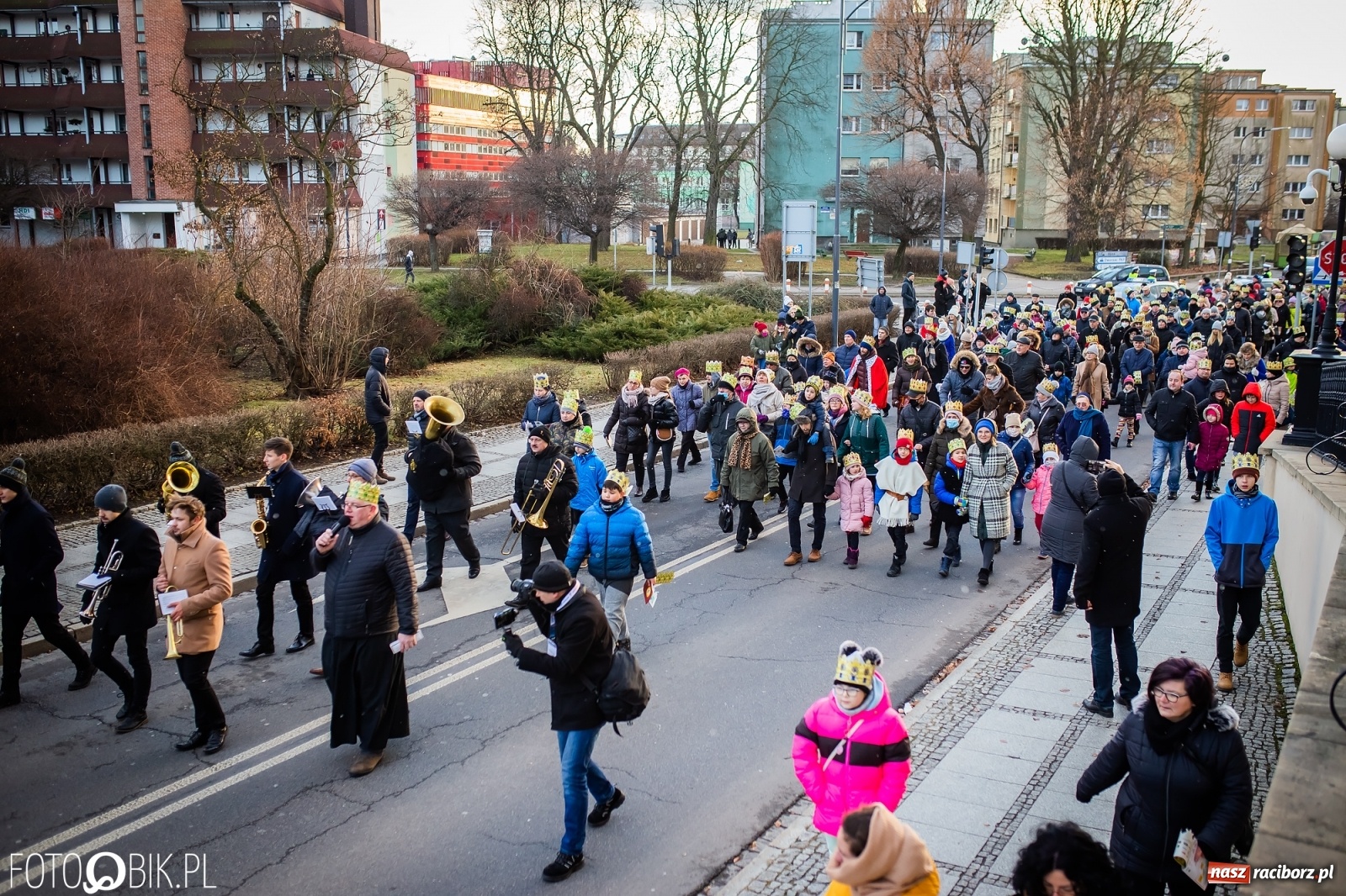 Zdjęcie w galerii na portalu naszraciborz.pl: Raciborski Orszak Trzech Króli - dwie scenki i setki wiernych [WIDEO] wiadomości z regionu