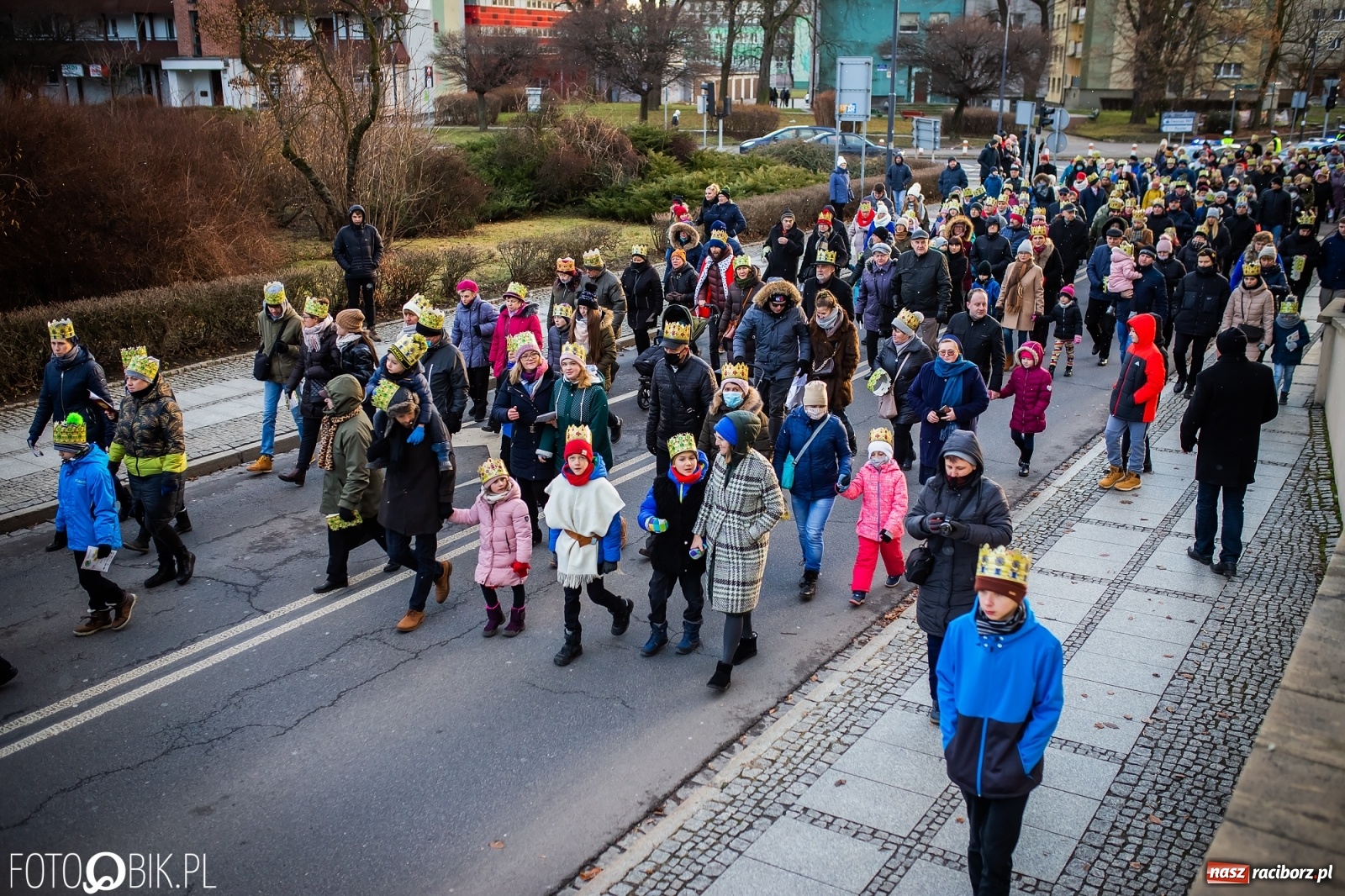 Zdjęcie w galerii na portalu naszraciborz.pl: Raciborski Orszak Trzech Króli - dwie scenki i setki wiernych [WIDEO] wiadomości z regionu