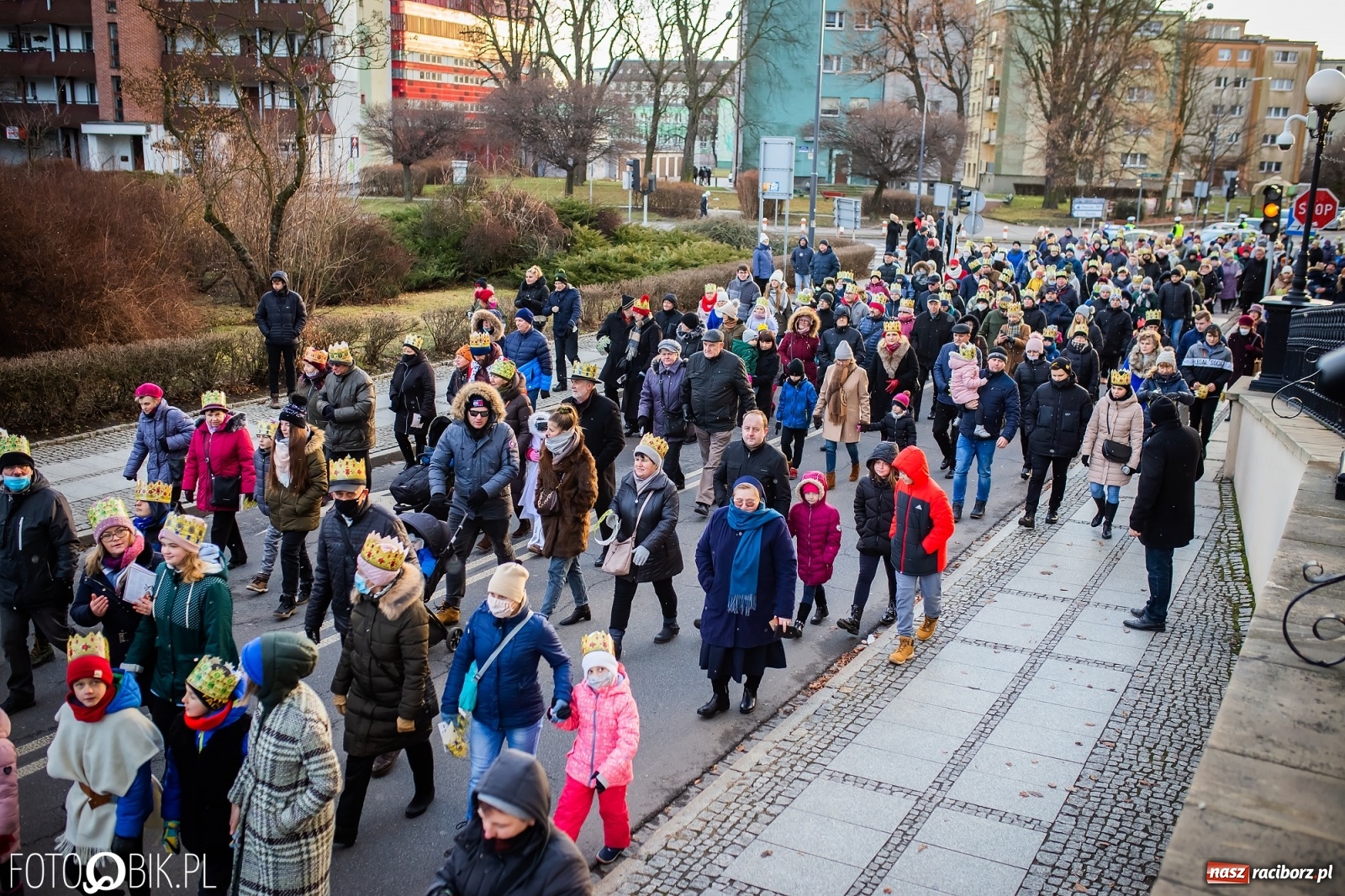 Zdjęcie w galerii na portalu naszraciborz.pl: Raciborski Orszak Trzech Króli - dwie scenki i setki wiernych [WIDEO] wiadomości z regionu