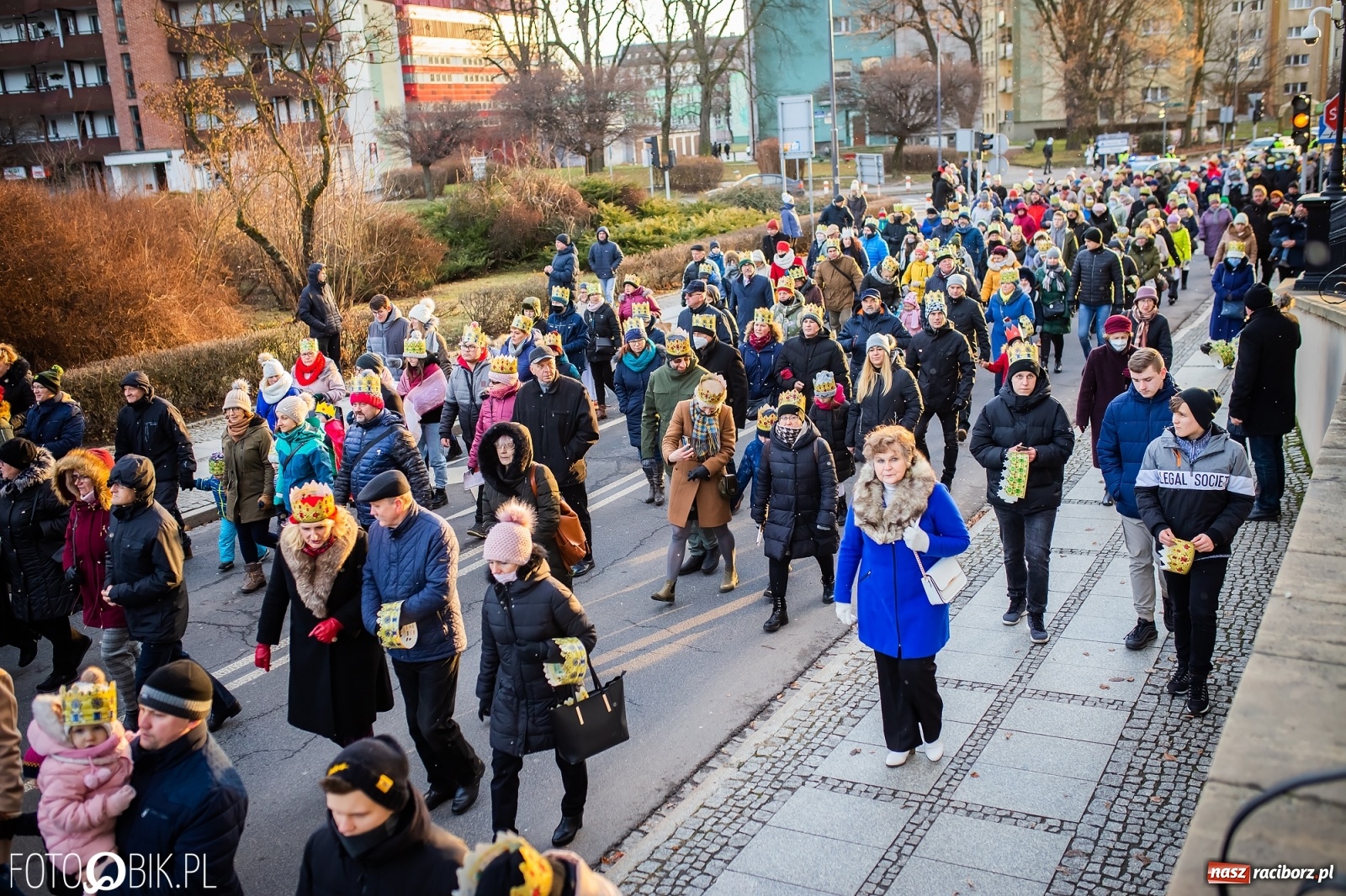 Zdjęcie w galerii na portalu naszraciborz.pl: Raciborski Orszak Trzech Króli - dwie scenki i setki wiernych [WIDEO] wiadomości z regionu