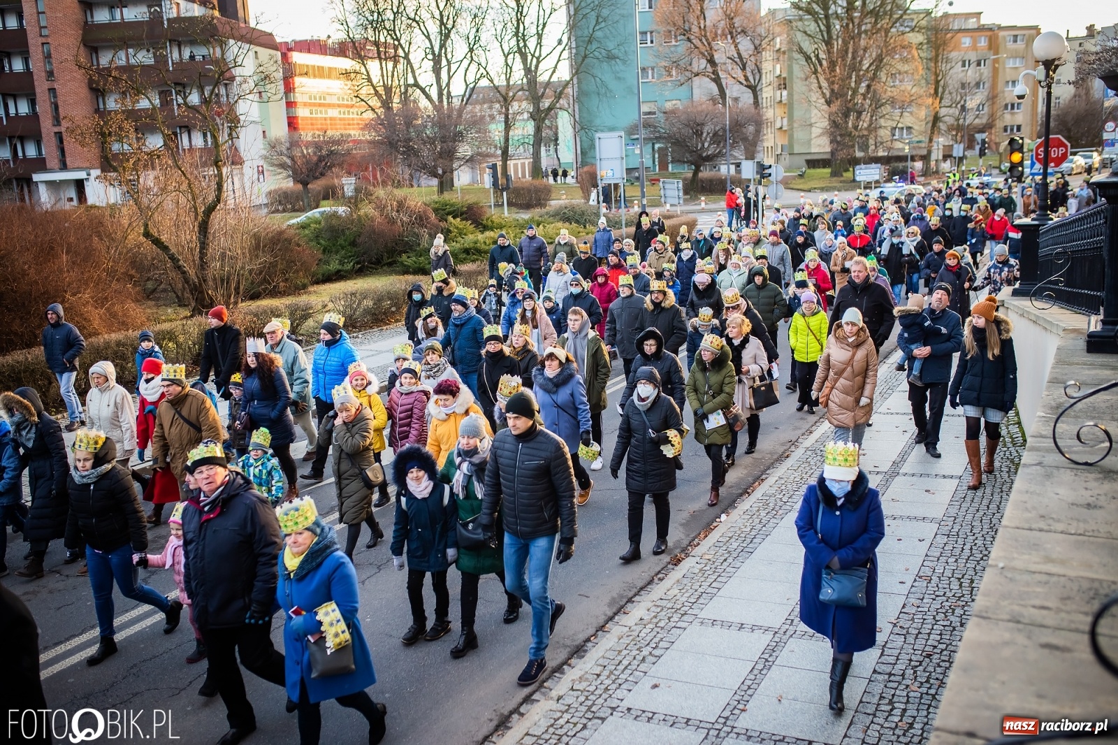 Zdjęcie w galerii na portalu naszraciborz.pl: Raciborski Orszak Trzech Króli - dwie scenki i setki wiernych [WIDEO] wiadomości z regionu