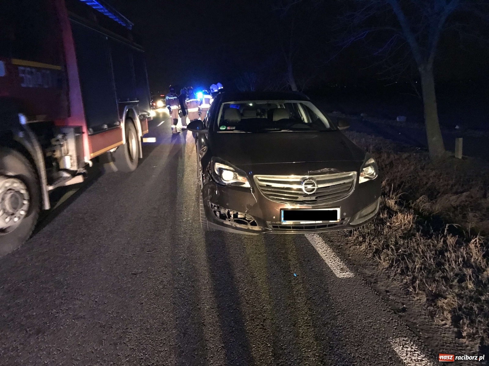 Zdjęcie w galerii na portalu naszraciborz.pl: Zderzenie opla i volkswagena na trasie z Ostroga do Markowic [FOTO] wiadomości z regionu