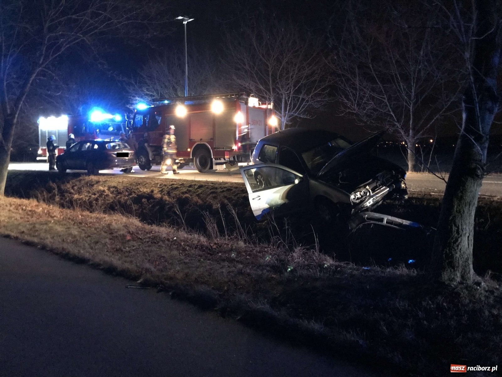 Zdjęcie w galerii na portalu naszraciborz.pl: Zderzenie opla i volkswagena na trasie z Ostroga do Markowic [FOTO] wiadomości z regionu