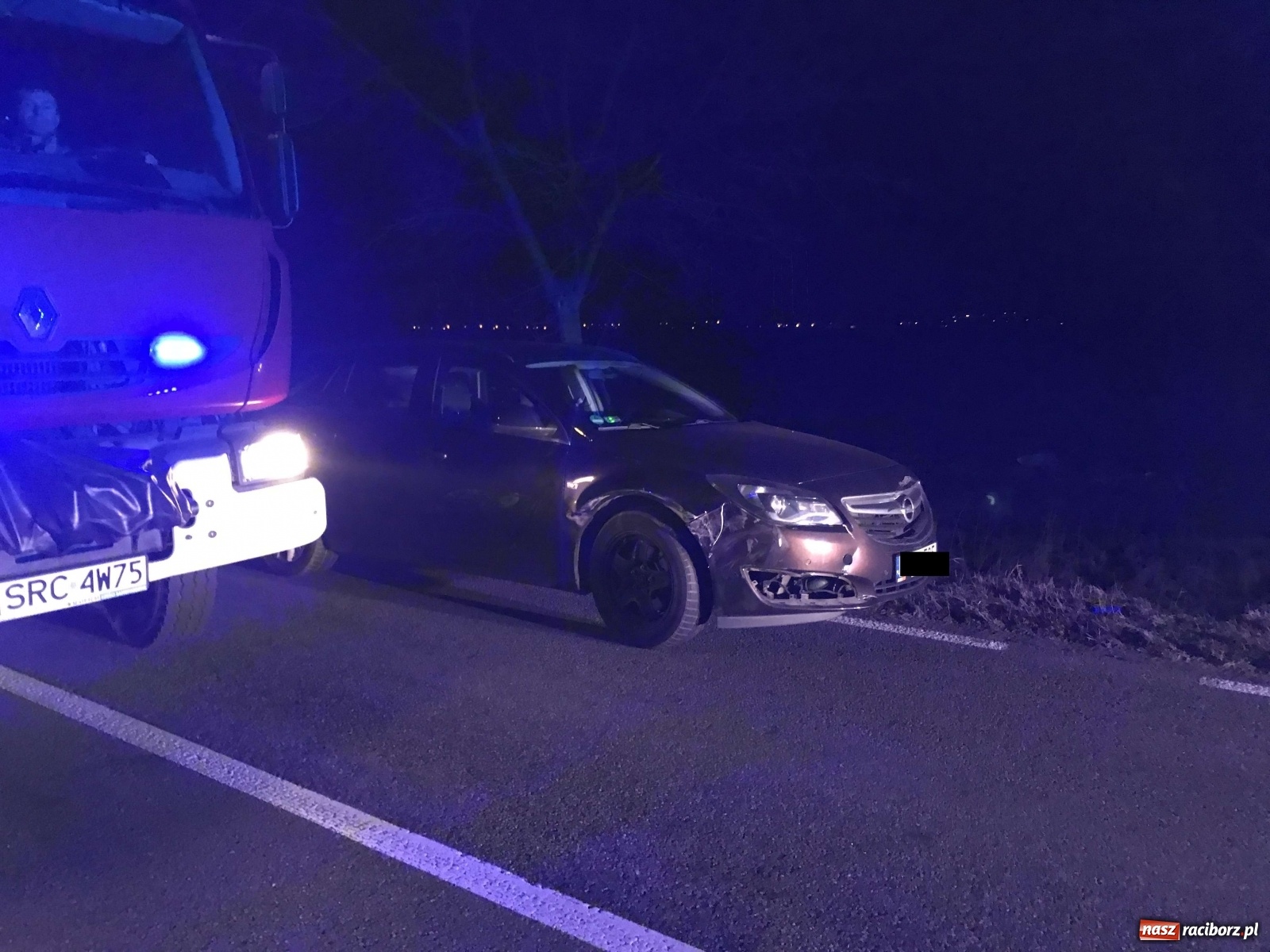 Zdjęcie w galerii na portalu naszraciborz.pl: Zderzenie opla i volkswagena na trasie z Ostroga do Markowic [FOTO] wiadomości z regionu