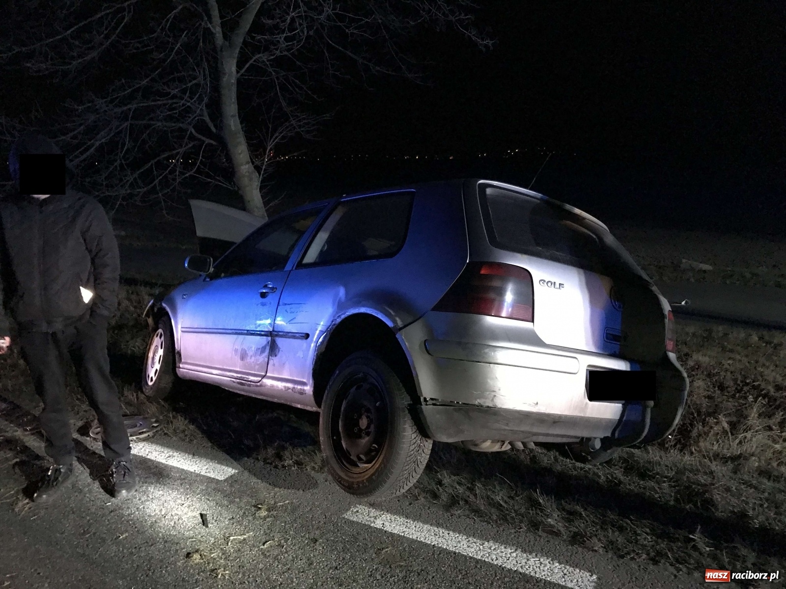 Zdjęcie w galerii na portalu naszraciborz.pl: Zderzenie opla i volkswagena na trasie z Ostroga do Markowic [FOTO] wiadomości z regionu