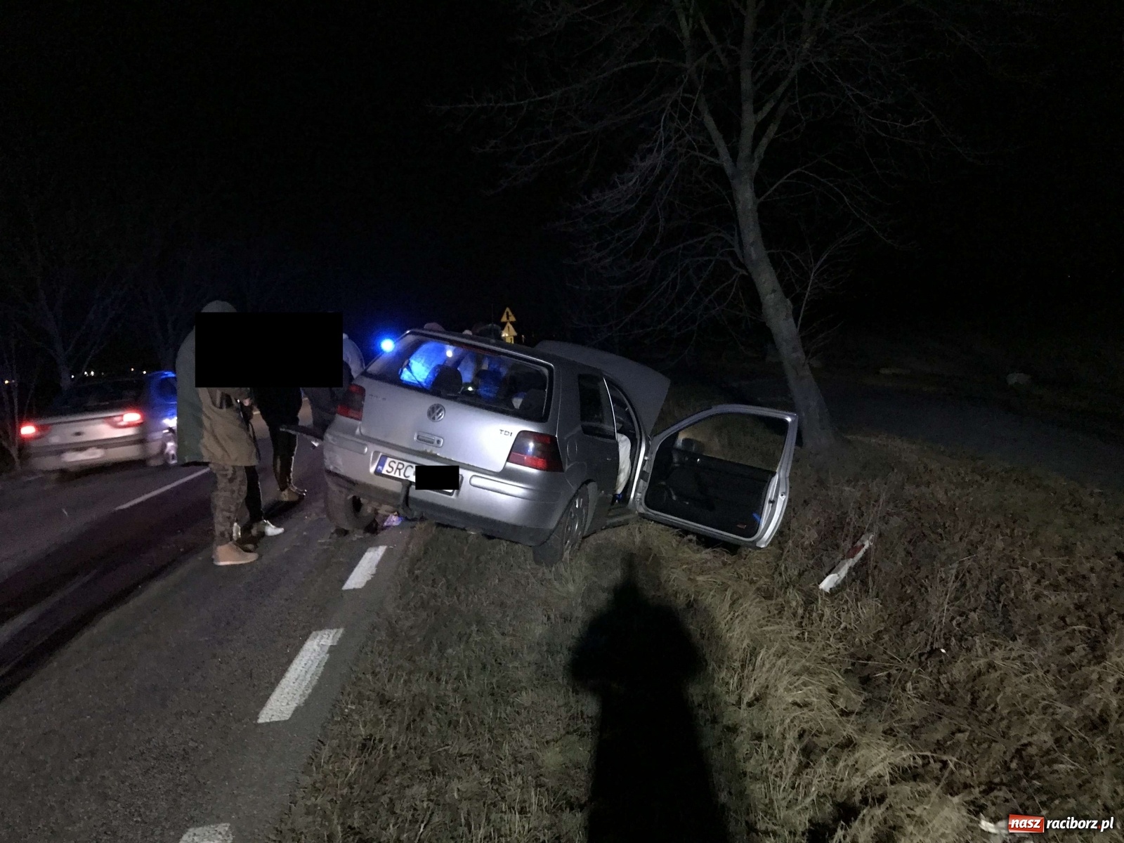 Zdjęcie w galerii na portalu naszraciborz.pl: Zderzenie opla i volkswagena na trasie z Ostroga do Markowic [FOTO] wiadomości z regionu