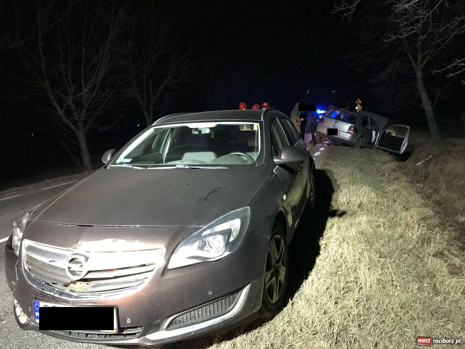 Zdjęcie w galerii na portalu naszraciborz.pl: Zderzenie opla i volkswagena na trasie z Ostroga do Markowic [FOTO] wiadomości z regionu
