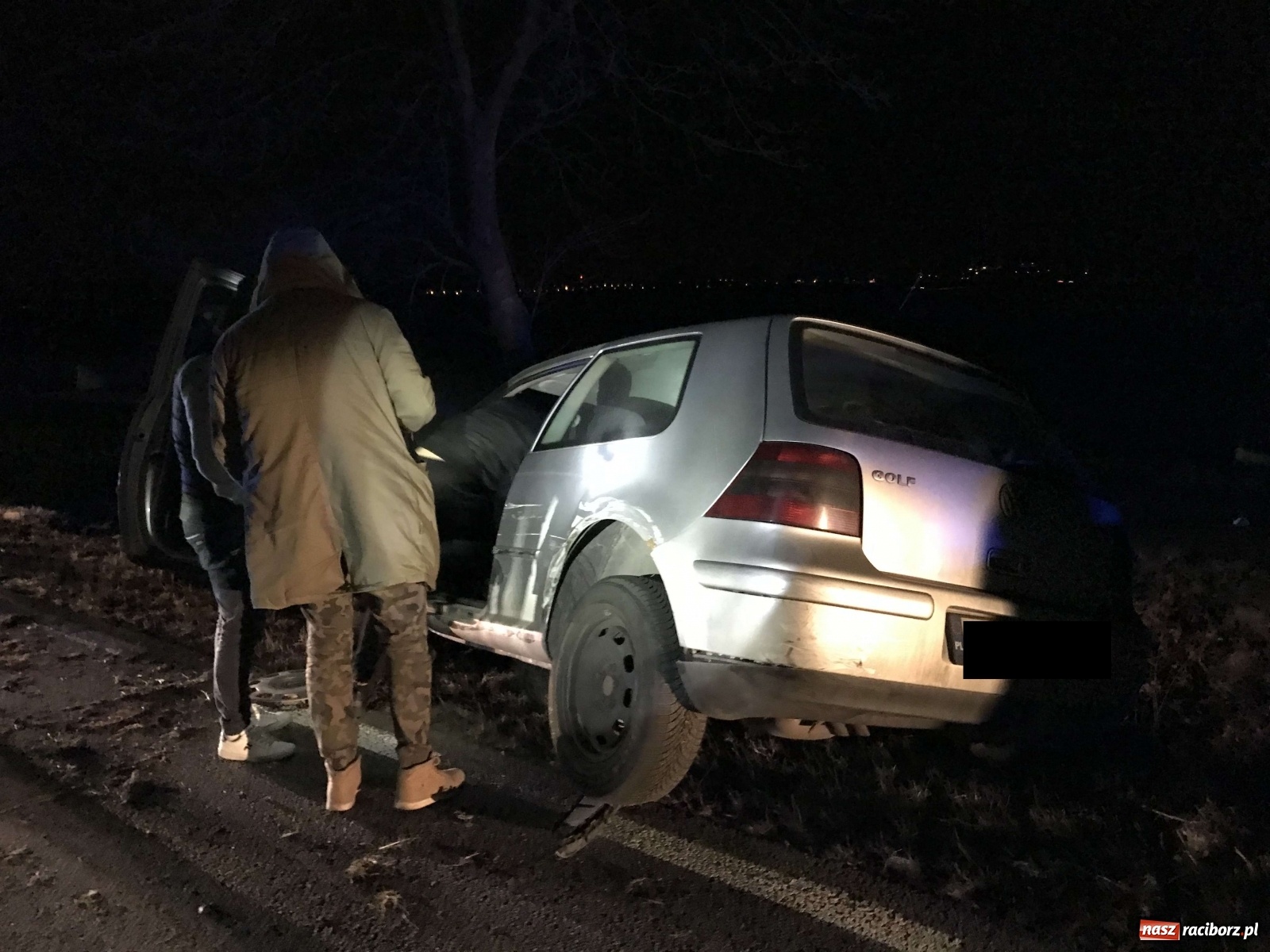 Zdjęcie w galerii na portalu naszraciborz.pl: Zderzenie opla i volkswagena na trasie z Ostroga do Markowic [FOTO] wiadomości z regionu