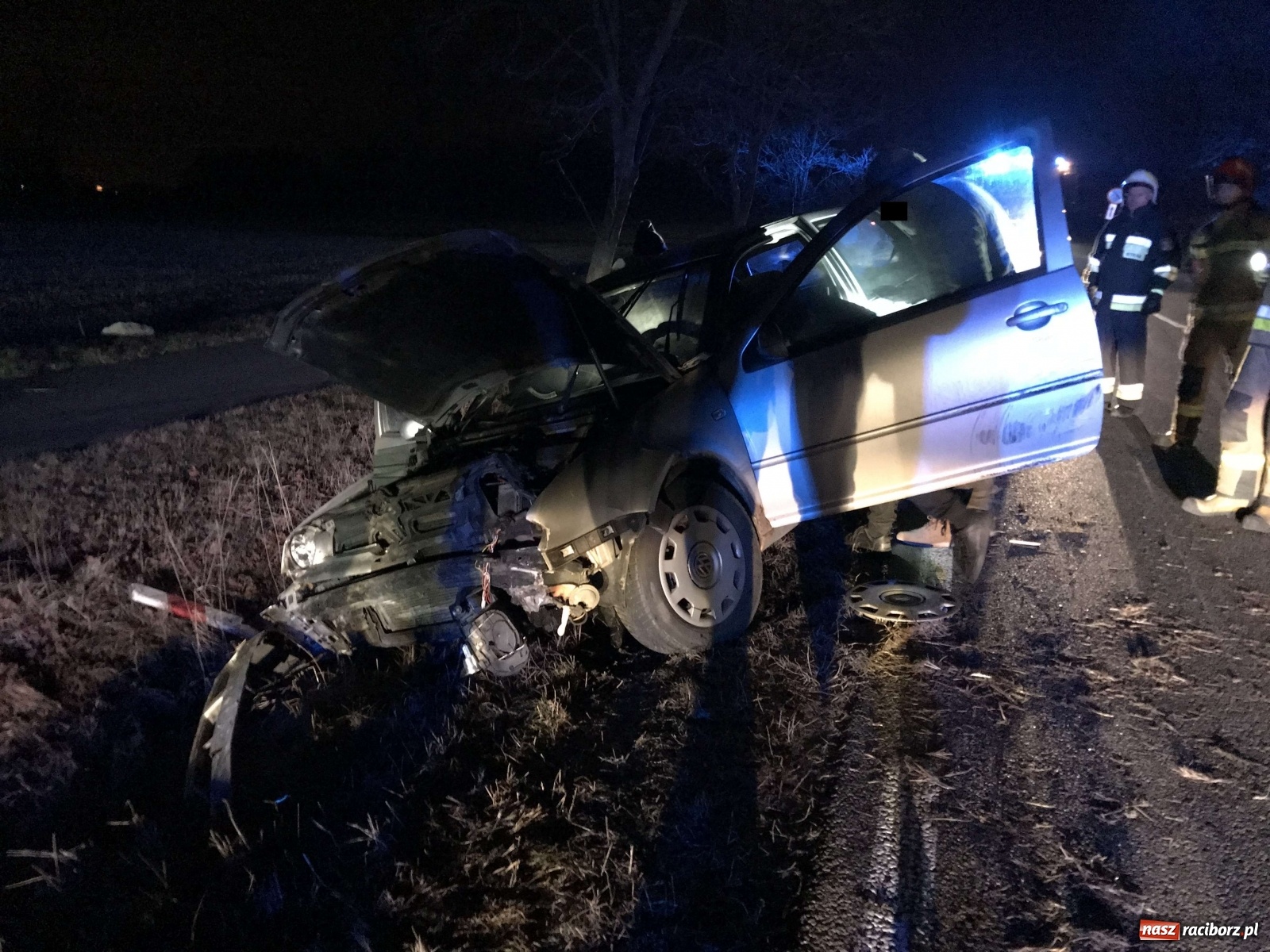 Zdjęcie w galerii na portalu naszraciborz.pl: Zderzenie opla i volkswagena na trasie z Ostroga do Markowic [FOTO] wiadomości z regionu