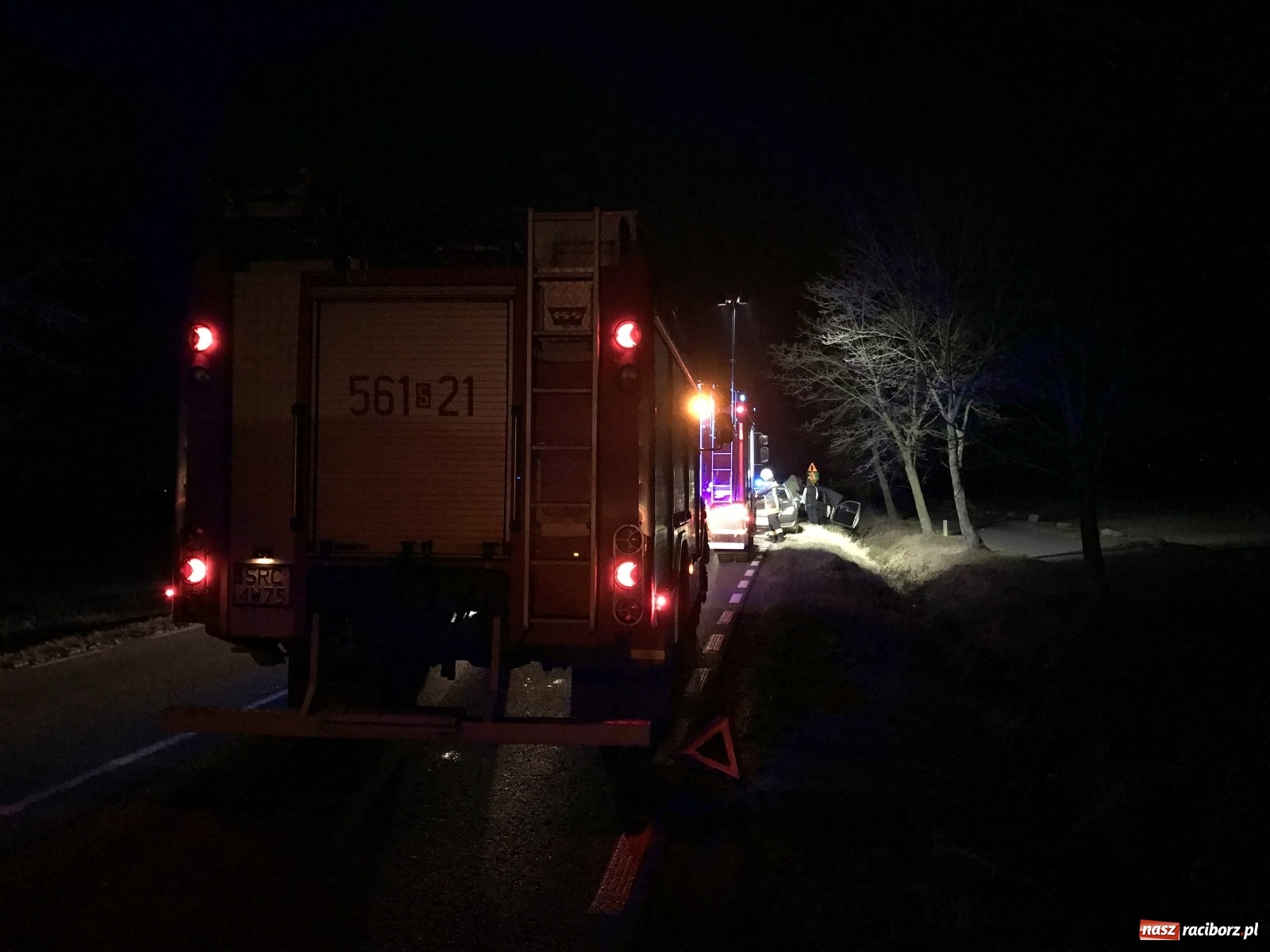 Zdjęcie w galerii na portalu naszraciborz.pl: Zderzenie opla i volkswagena na trasie z Ostroga do Markowic [FOTO] wiadomości z regionu