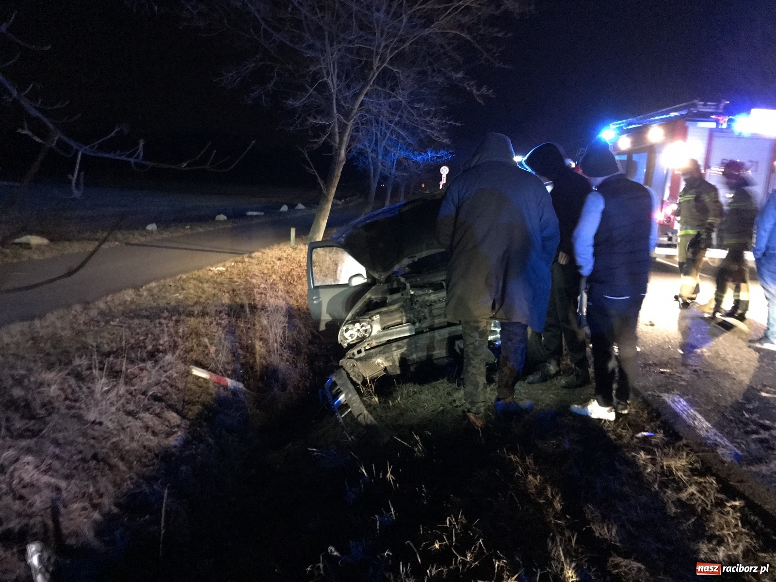 Zdjęcie w galerii na portalu naszraciborz.pl: Zderzenie opla i volkswagena na trasie z Ostroga do Markowic [FOTO] wiadomości z regionu