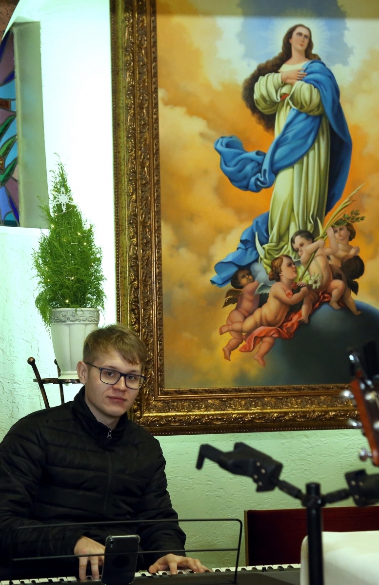 Zdjęcie w galerii na portalu naszraciborz.pl: Ciepła impreza w środku zimy. Motocyklowe kolędowanie przy żłóbku w Oborze wiadomości z regionu