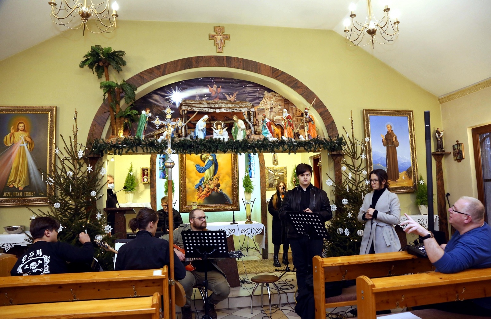 Zdjęcie w galerii na portalu naszraciborz.pl: Ciepła impreza w środku zimy. Motocyklowe kolędowanie przy żłóbku w Oborze wiadomości z regionu