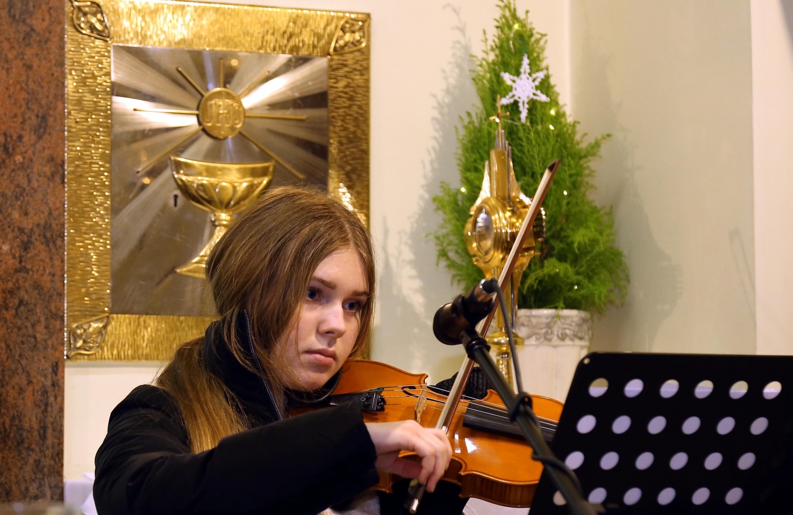 Zdjęcie w galerii na portalu naszraciborz.pl: Ciepła impreza w środku zimy. Motocyklowe kolędowanie przy żłóbku w Oborze wiadomości z regionu