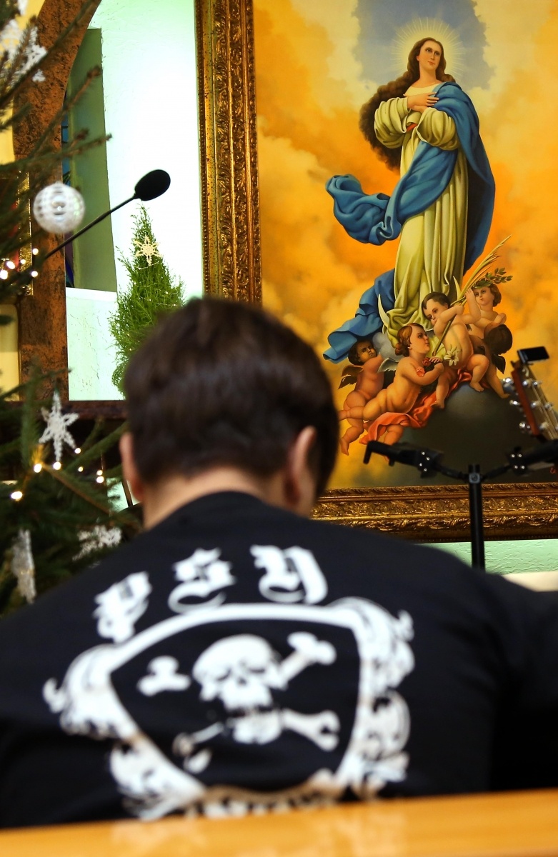 Zdjęcie w galerii na portalu naszraciborz.pl: Ciepła impreza w środku zimy. Motocyklowe kolędowanie przy żłóbku w Oborze wiadomości z regionu