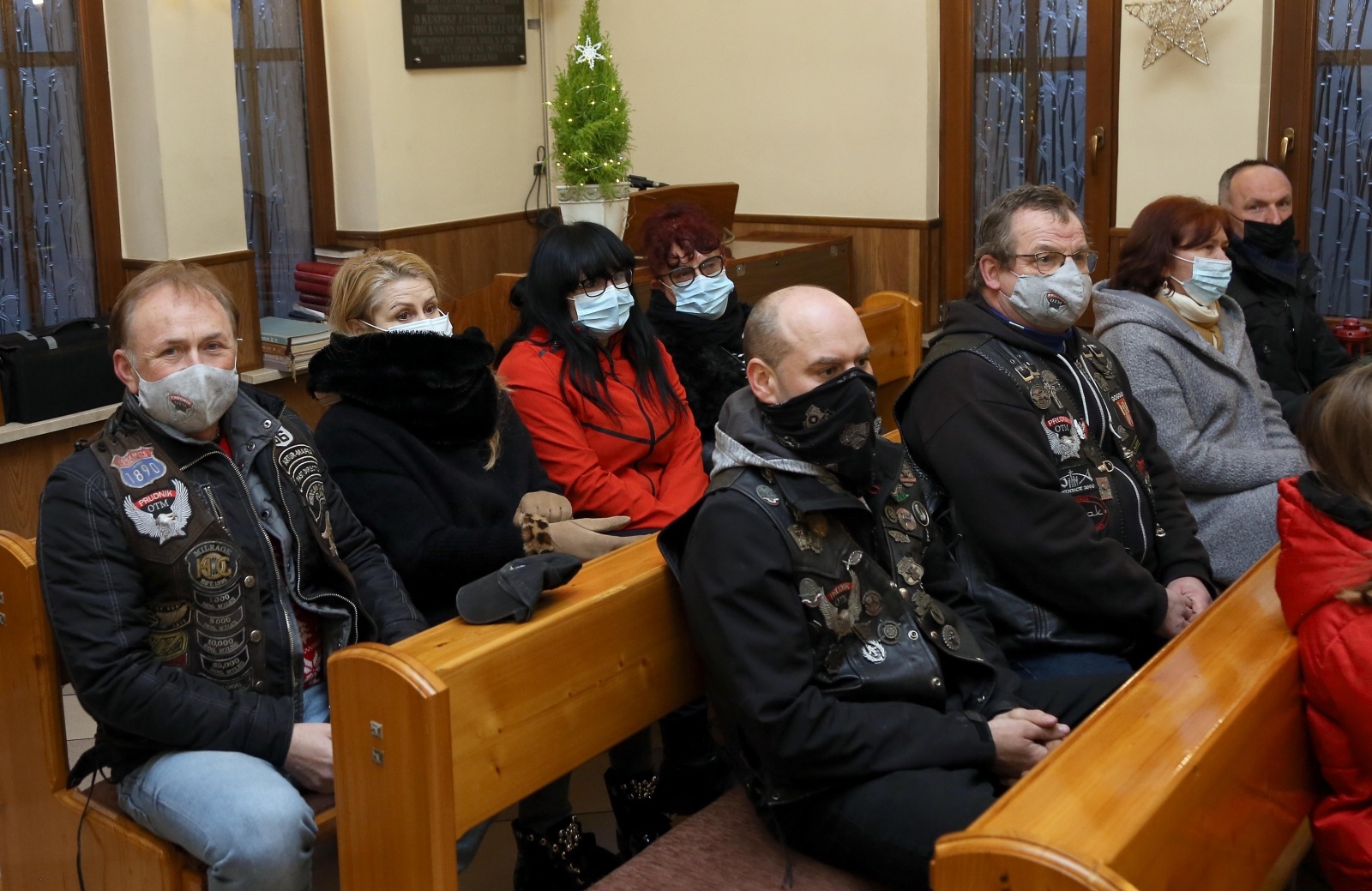 Zdjęcie w galerii na portalu naszraciborz.pl: Ciepła impreza w środku zimy. Motocyklowe kolędowanie przy żłóbku w Oborze wiadomości z regionu