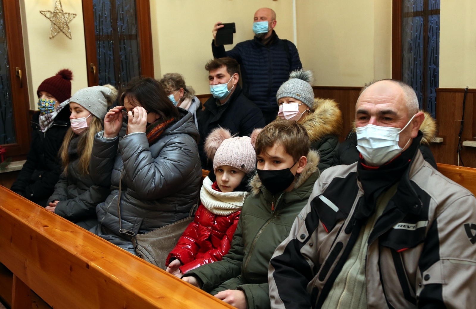 Zdjęcie w galerii na portalu naszraciborz.pl: Ciepła impreza w środku zimy. Motocyklowe kolędowanie przy żłóbku w Oborze wiadomości z regionu