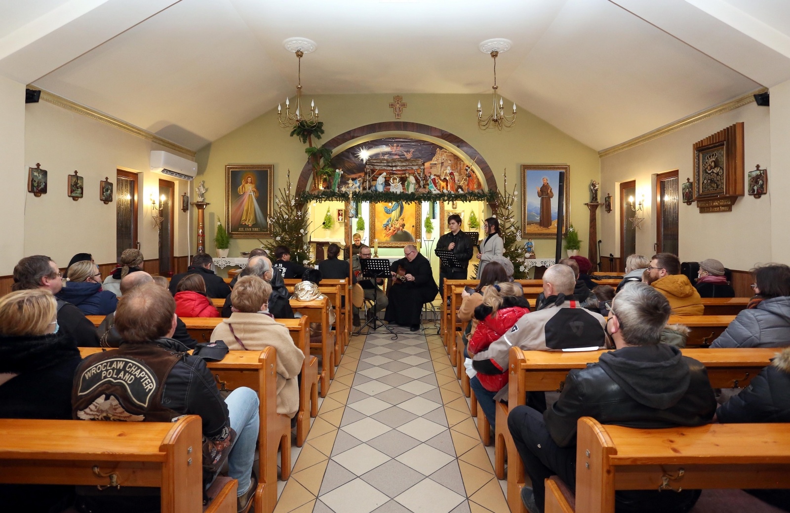 Zdjęcie w galerii na portalu naszraciborz.pl: Ciepła impreza w środku zimy. Motocyklowe kolędowanie przy żłóbku w Oborze wiadomości z regionu