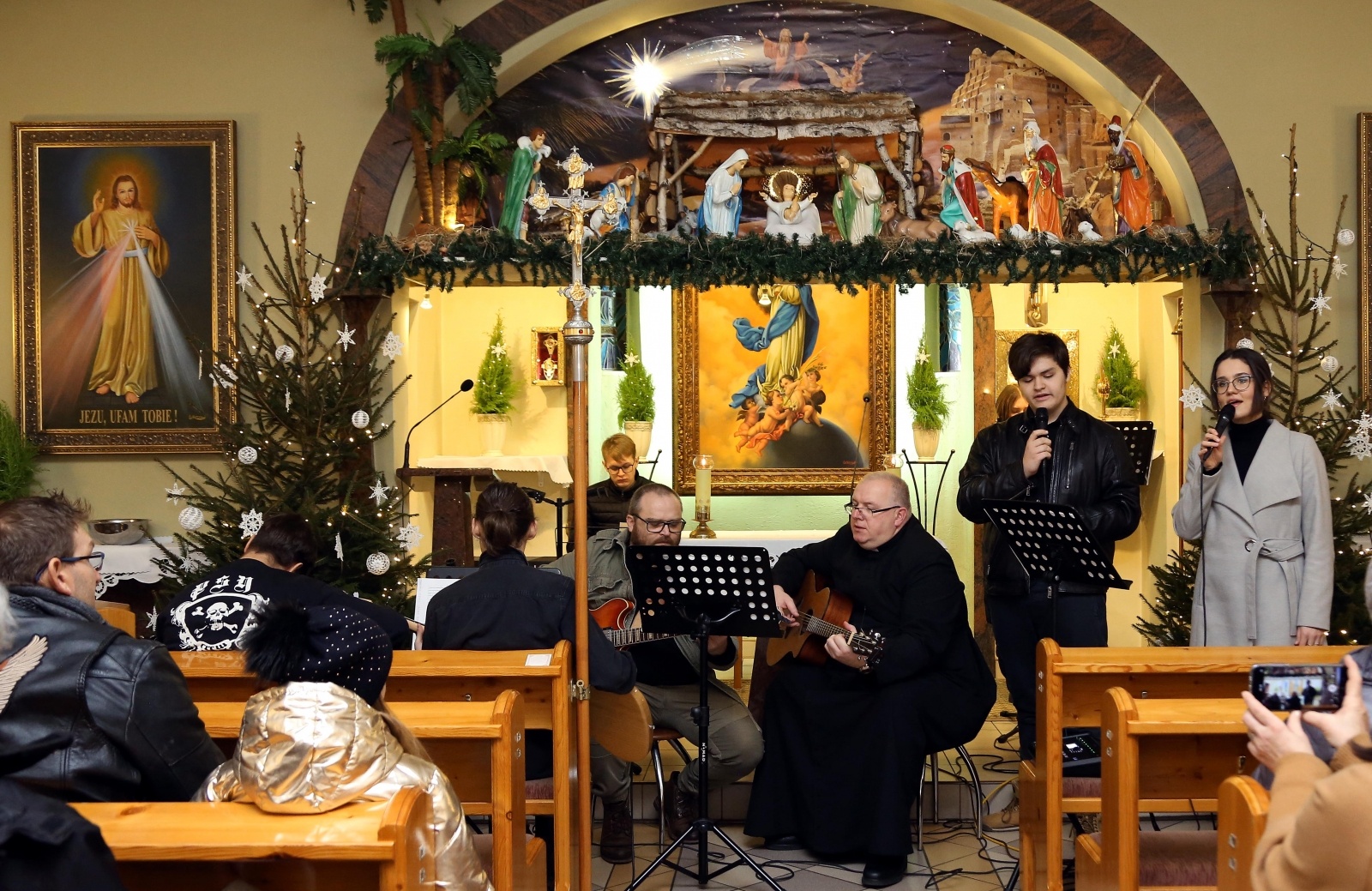 Zdjęcie w galerii na portalu naszraciborz.pl: Ciepła impreza w środku zimy. Motocyklowe kolędowanie przy żłóbku w Oborze wiadomości z regionu