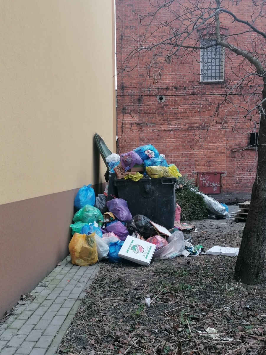 Zdjęcie w galerii na portalu naszraciborz.pl: Interwencja. Mieszkanka się skarży, PK wyjaśnia wiadomości z regionu