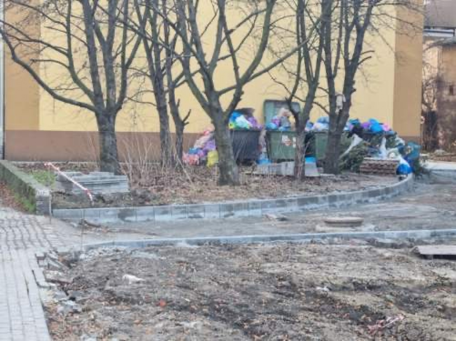 Zdjęcie w galerii na portalu naszraciborz.pl: Interwencja. Mieszkanka się skarży, PK wyjaśnia wiadomości z regionu