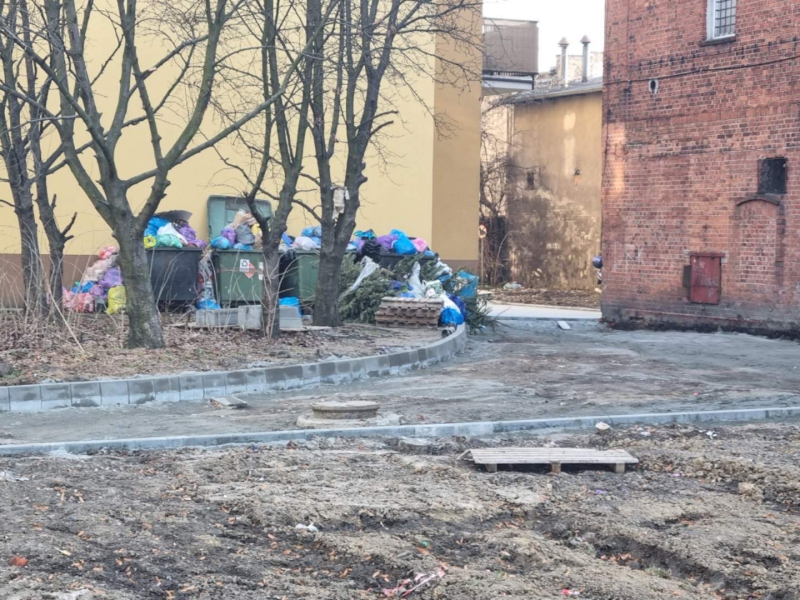 Zdjęcie w galerii na portalu naszraciborz.pl: Interwencja. Mieszkanka się skarży, PK wyjaśnia wiadomości z regionu