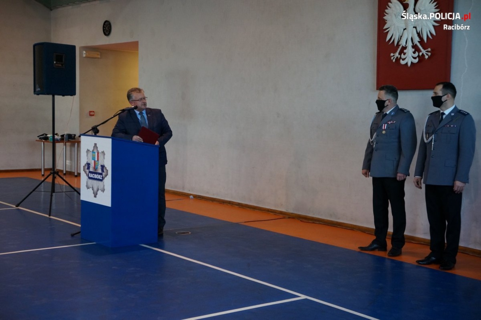 Zdjęcie w galerii na portalu naszraciborz.pl: To były najlepsze lata w karierze. Komendant pożegnał się ze sztandarem jednostki wiadomości z regionu