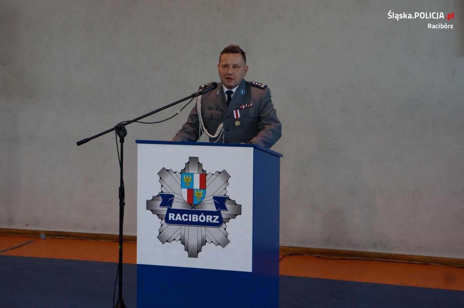 Zdjęcie w galerii na portalu naszraciborz.pl: To były najlepsze lata w karierze. Komendant pożegnał się ze sztandarem jednostki wiadomości z regionu