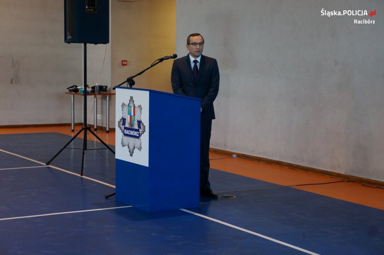 Zdjęcie w galerii na portalu naszraciborz.pl: To były najlepsze lata w karierze. Komendant pożegnał się ze sztandarem jednostki wiadomości z regionu